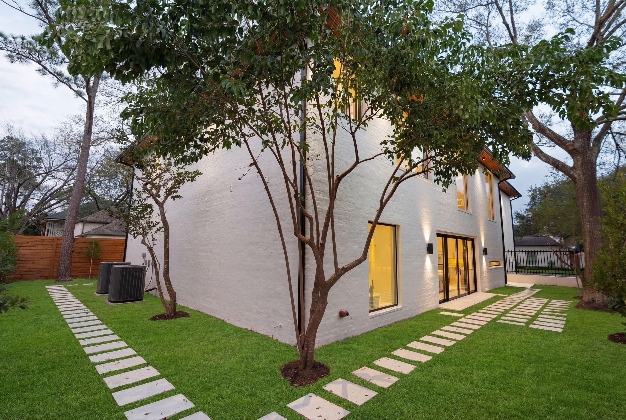 46 W Broad Oaks Dr