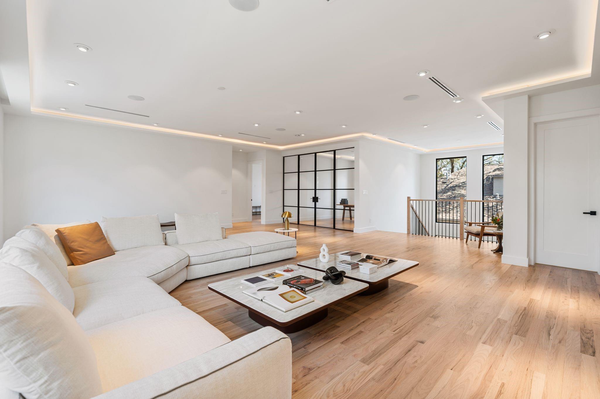 46 W Broad Oaks Dr