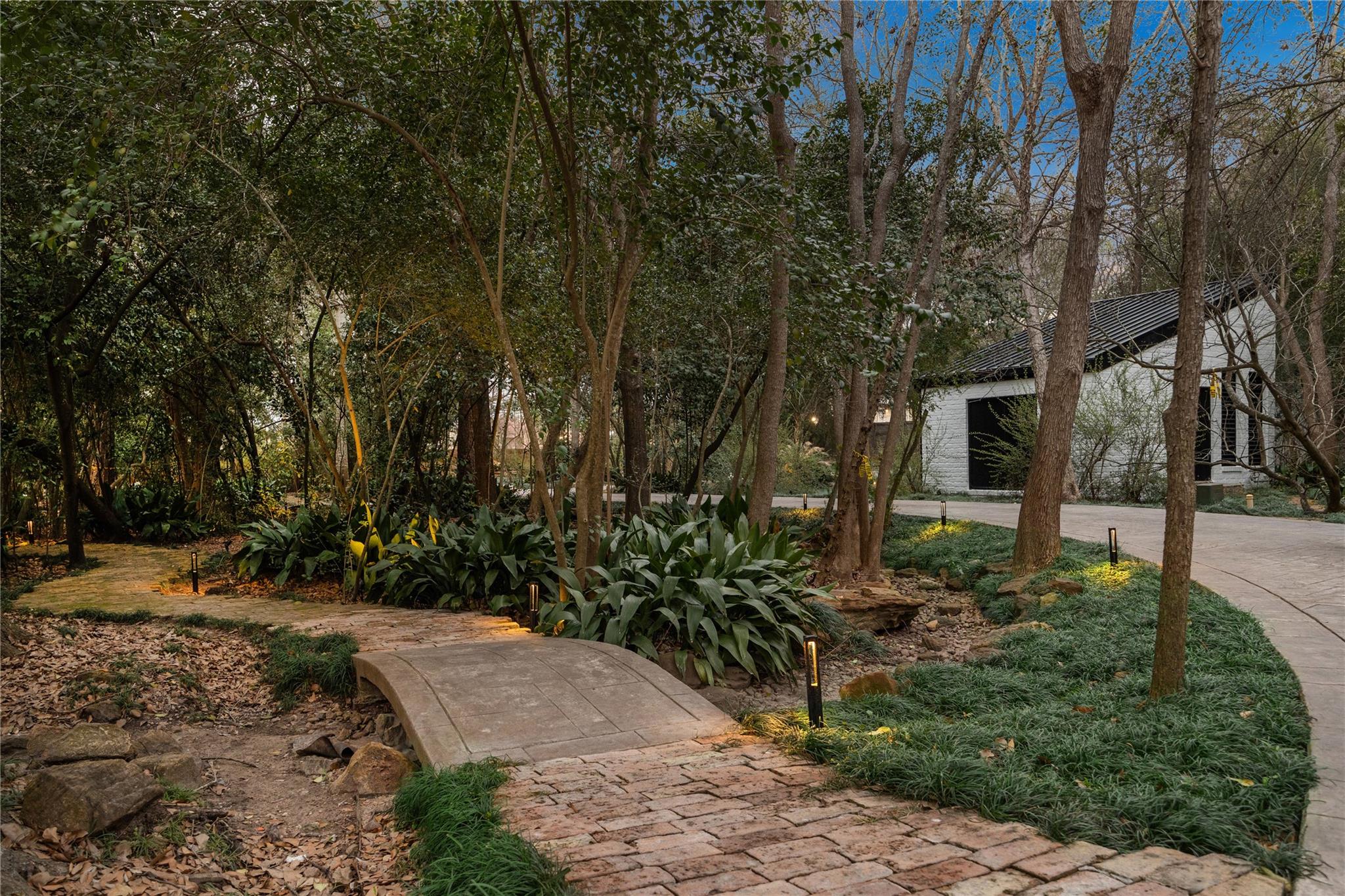 8 E Rivercrest Drive