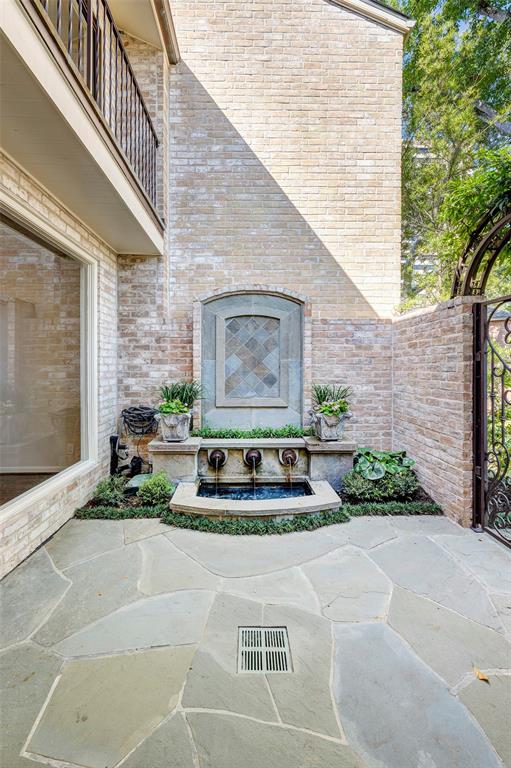 10 S Briar Hollow Lane # 49