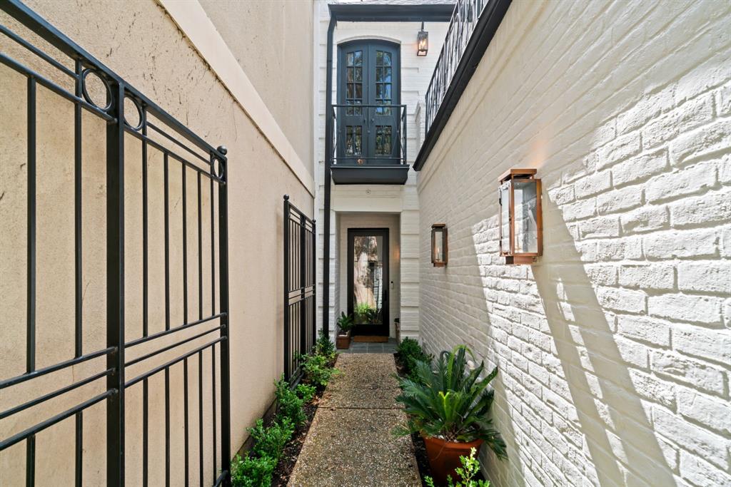 10 S Briar Hollow Lane # 30