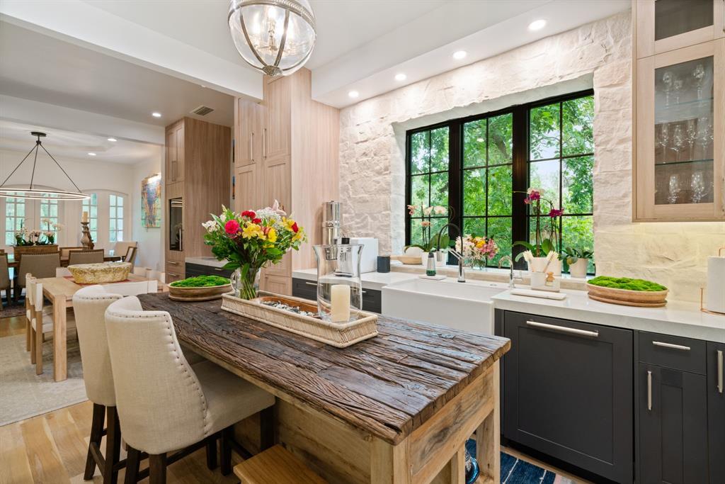 10 S Briar Hollow Lane # 30