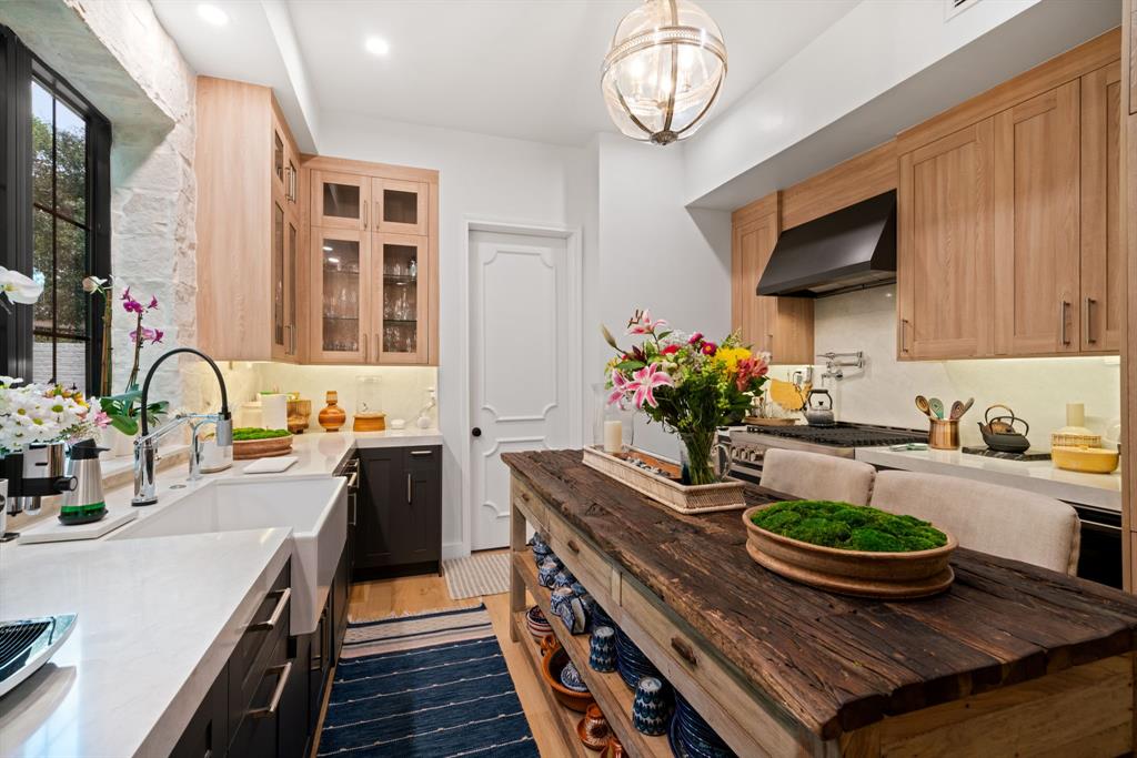 10 S Briar Hollow Lane # 30