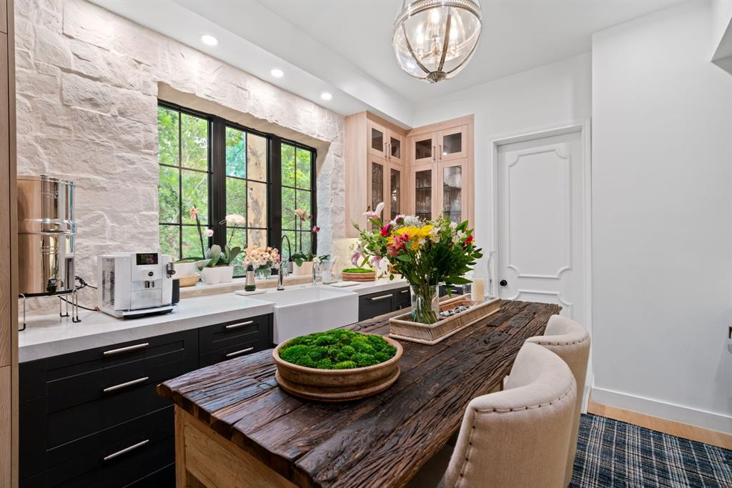 10 S Briar Hollow Lane # 30