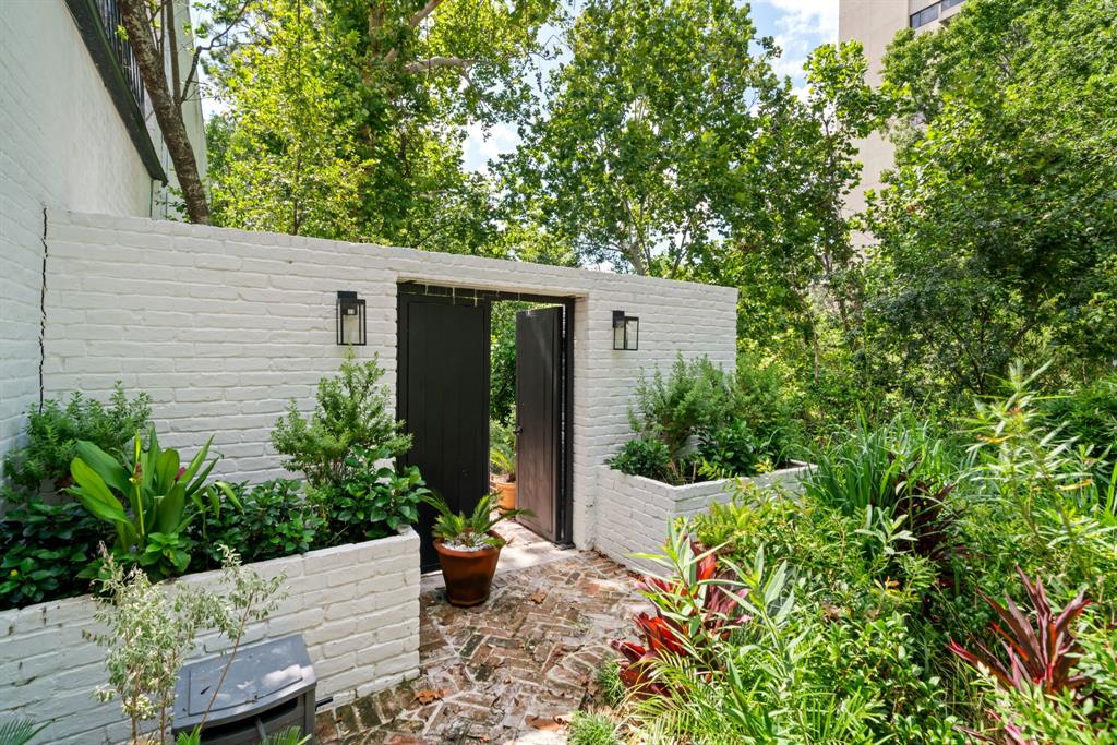 10 S Briar Hollow Lane # 30