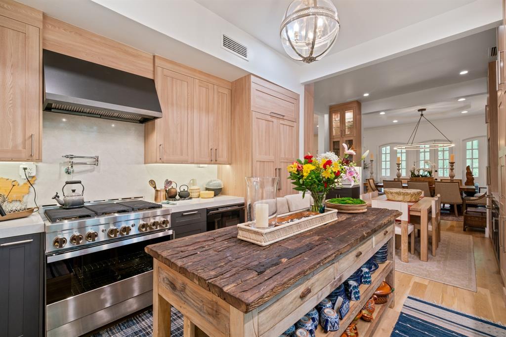 10 S Briar Hollow Lane # 30