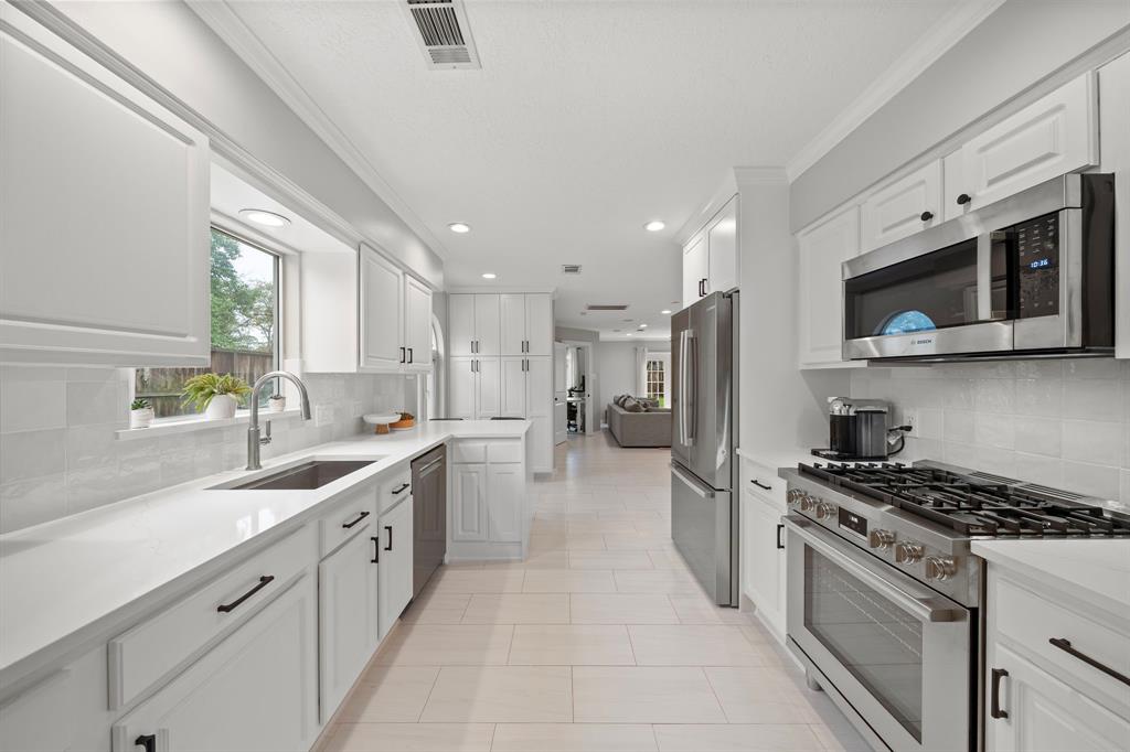806 W 41st Street