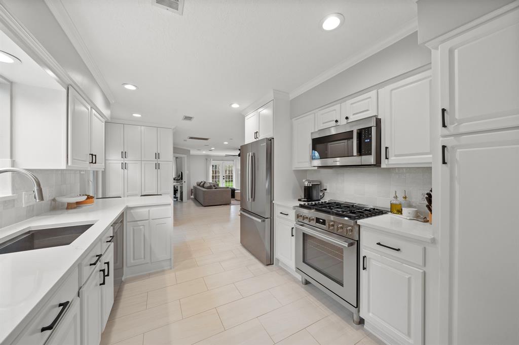 806 W 41st Street