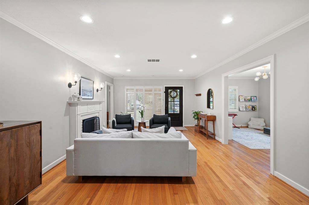 806 W 41st Street