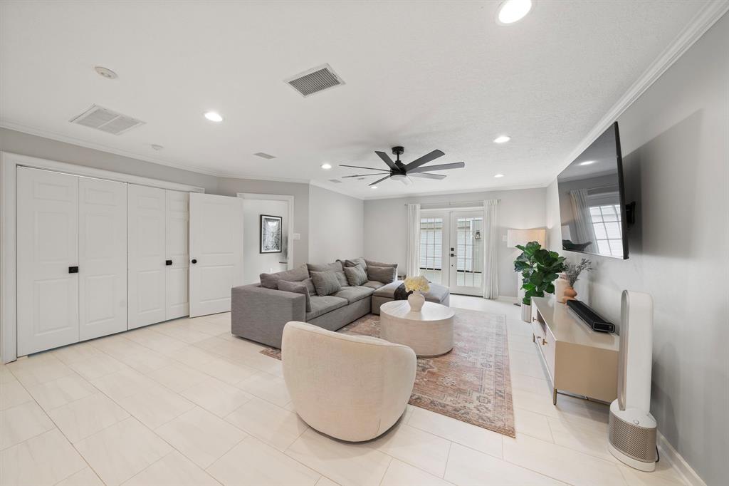 806 W 41st Street