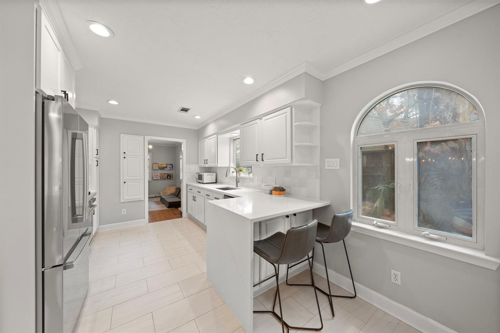 806 W 41st Street
