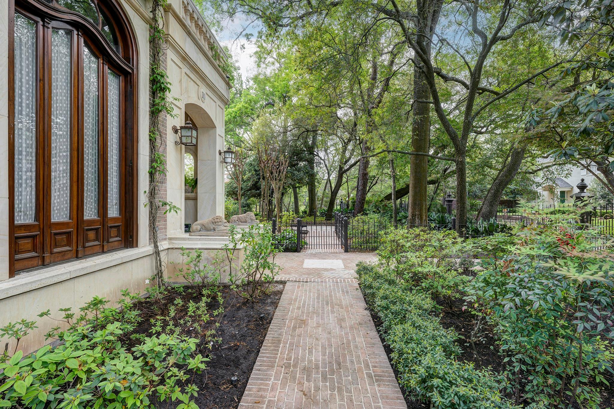 10 Waverly Court