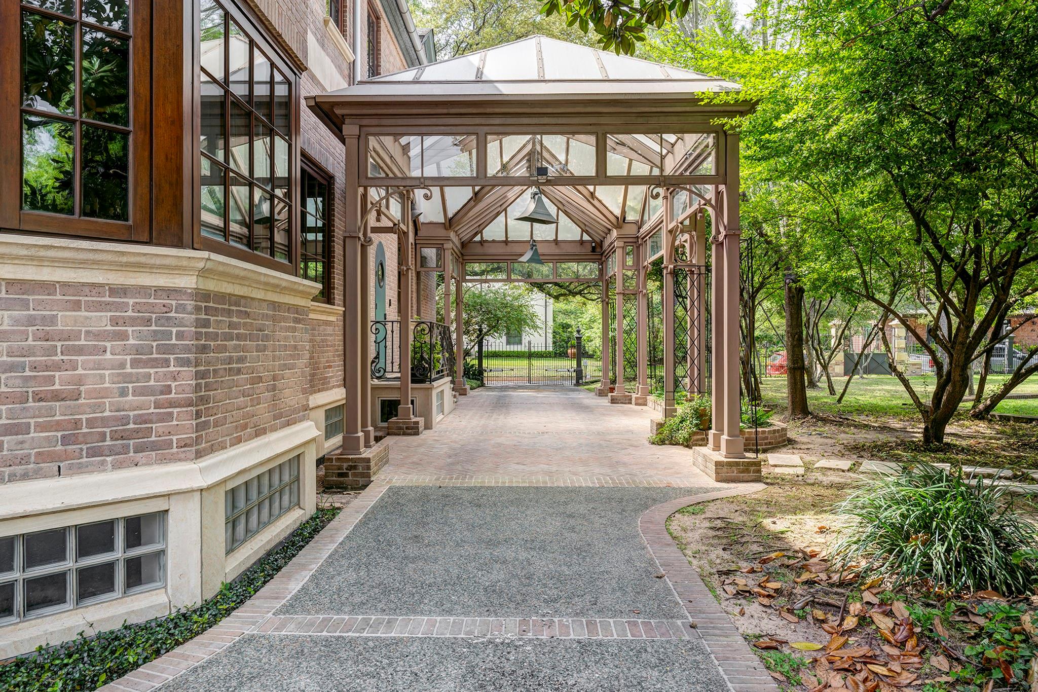 10 Waverly Court