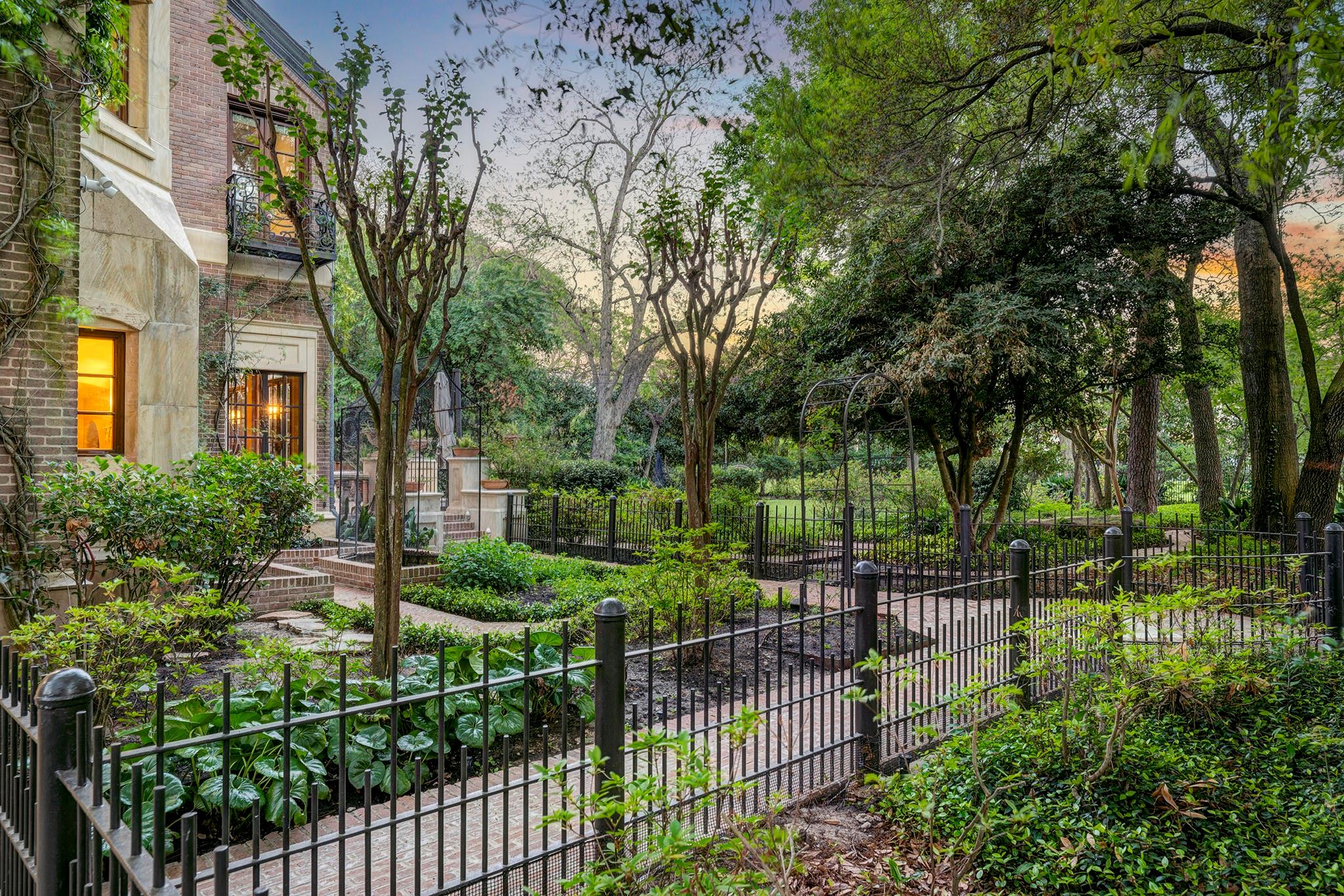 10 Waverly Court