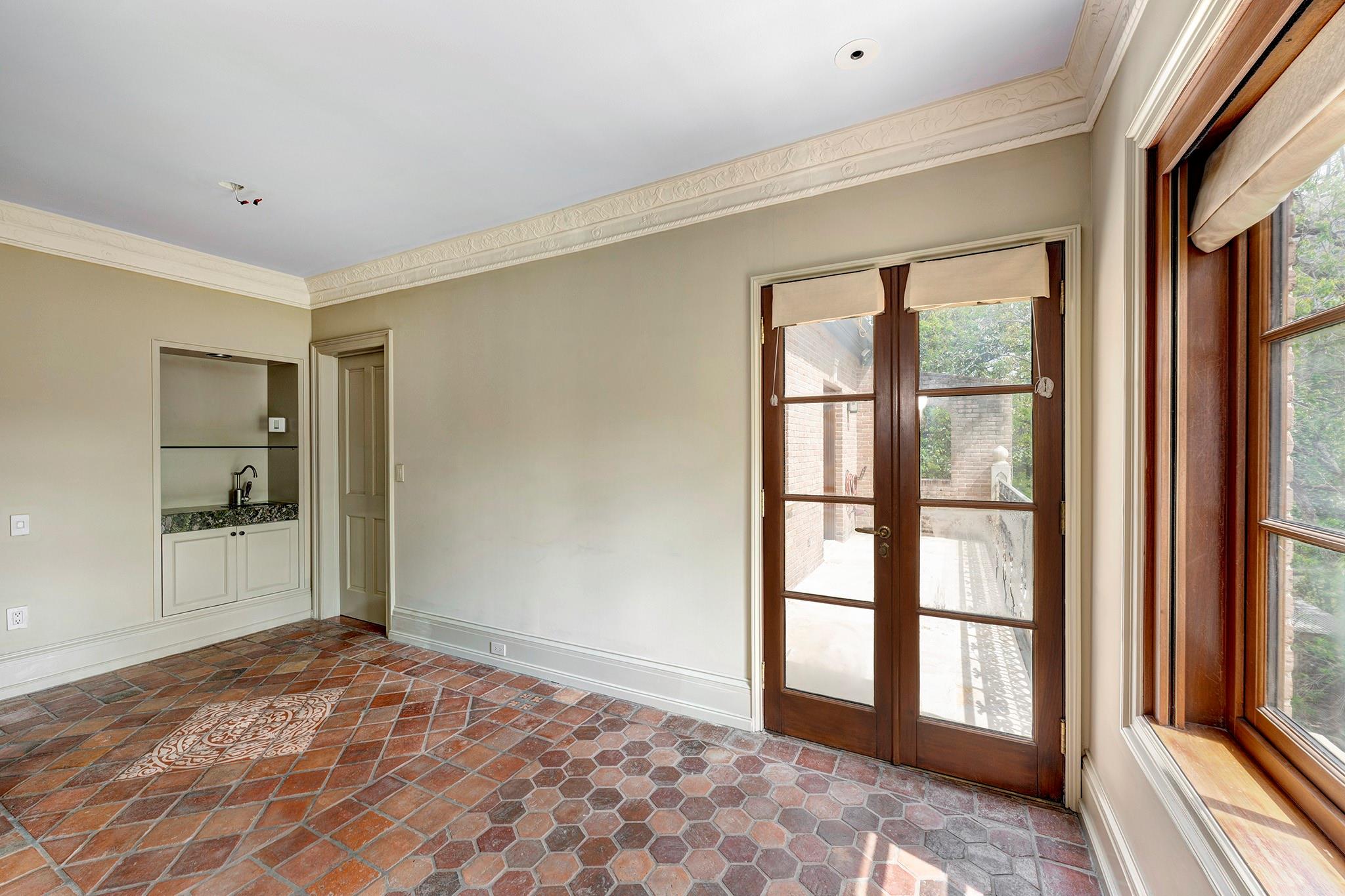 10 Waverly Court