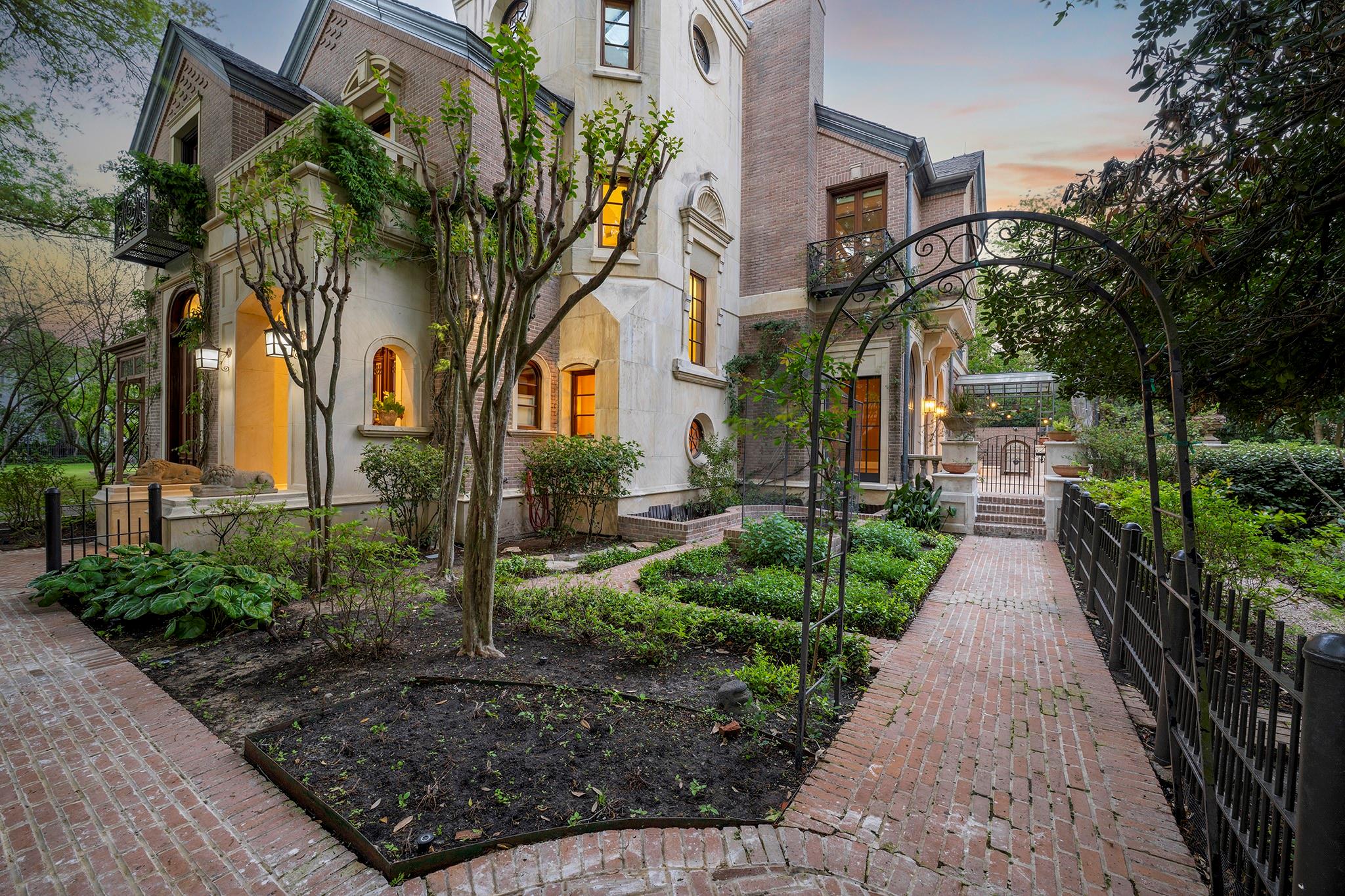 10 Waverly Court