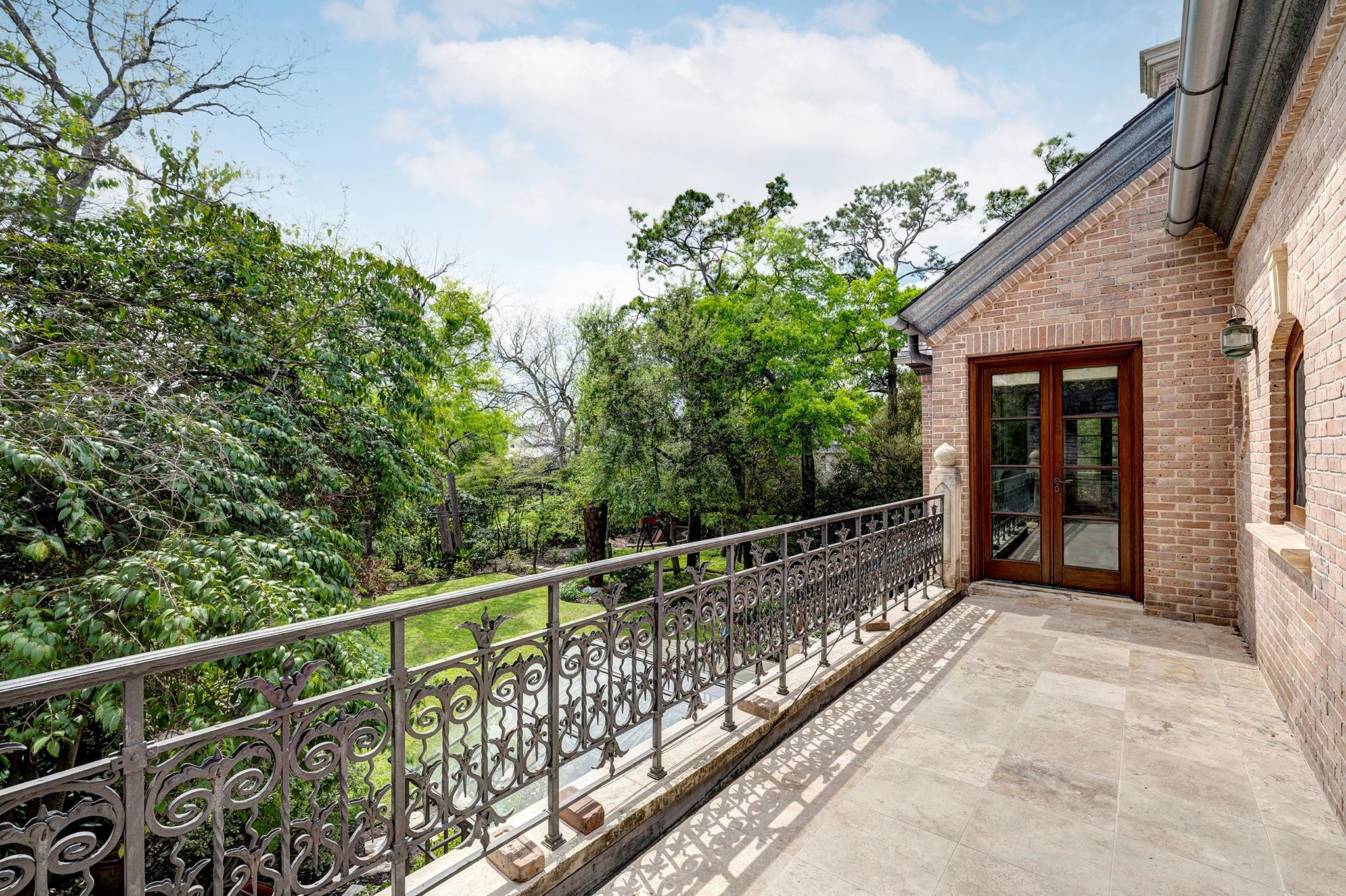 10 Waverly Court