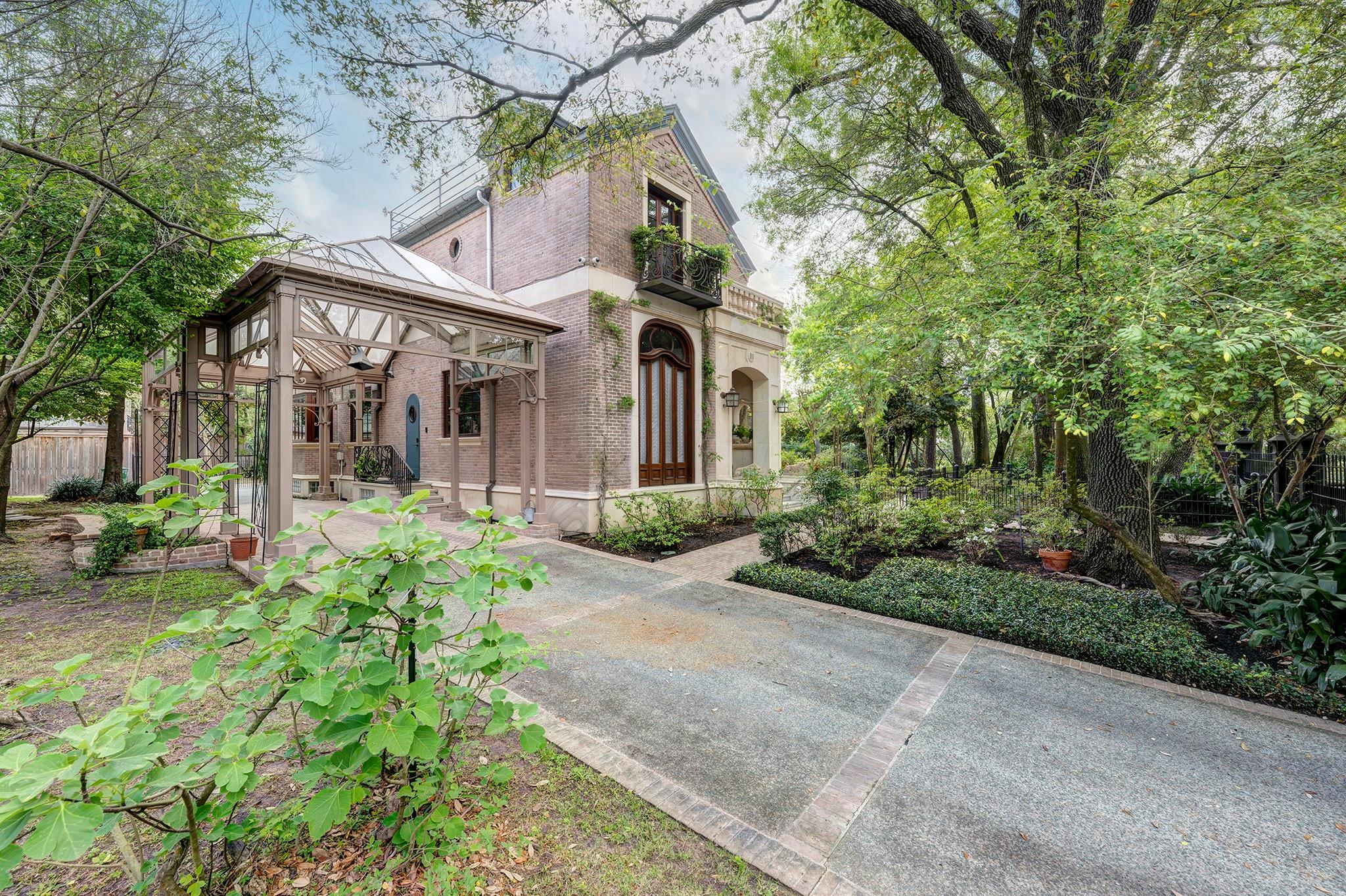10 Waverly Court