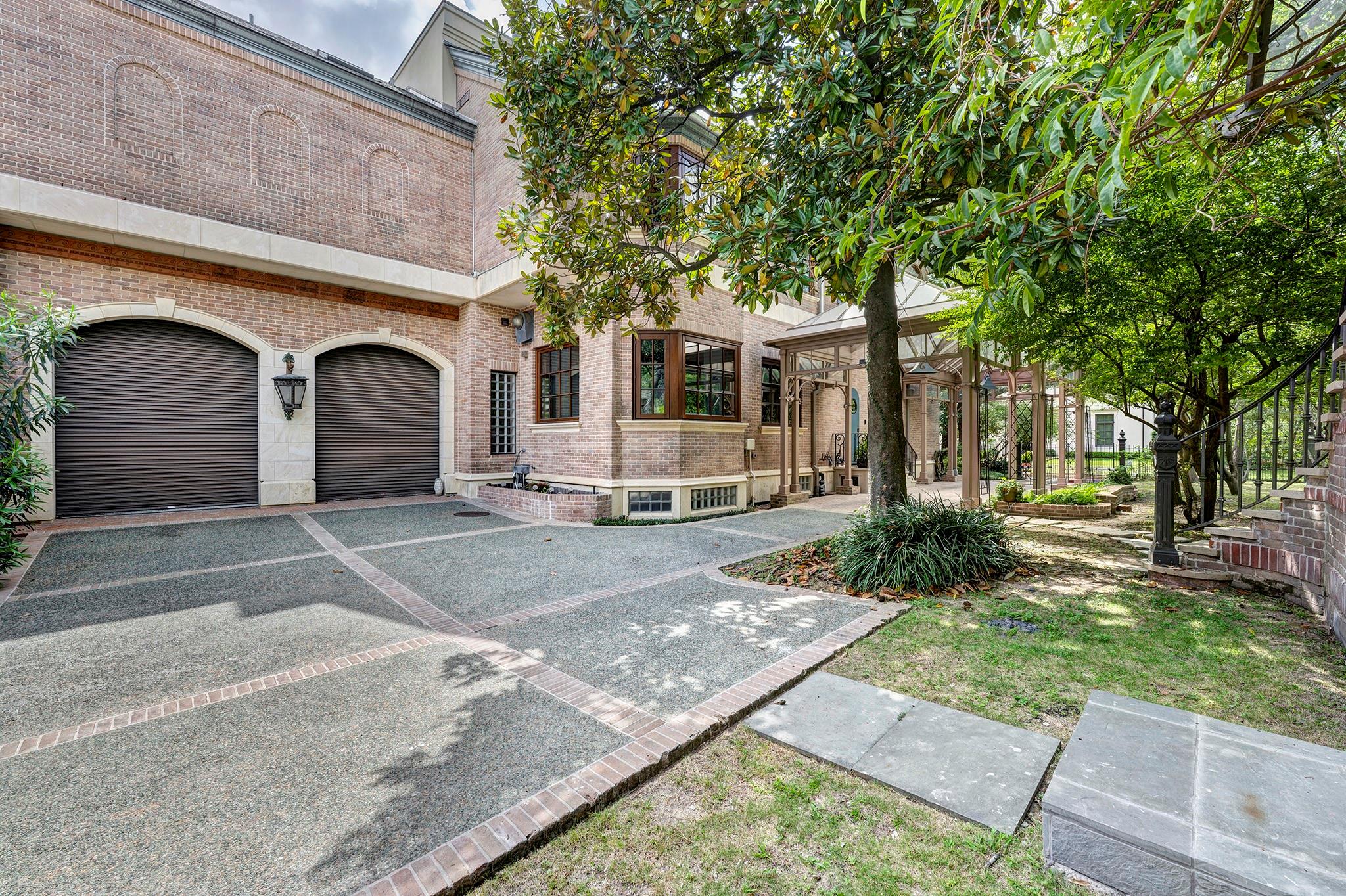 10 Waverly Court