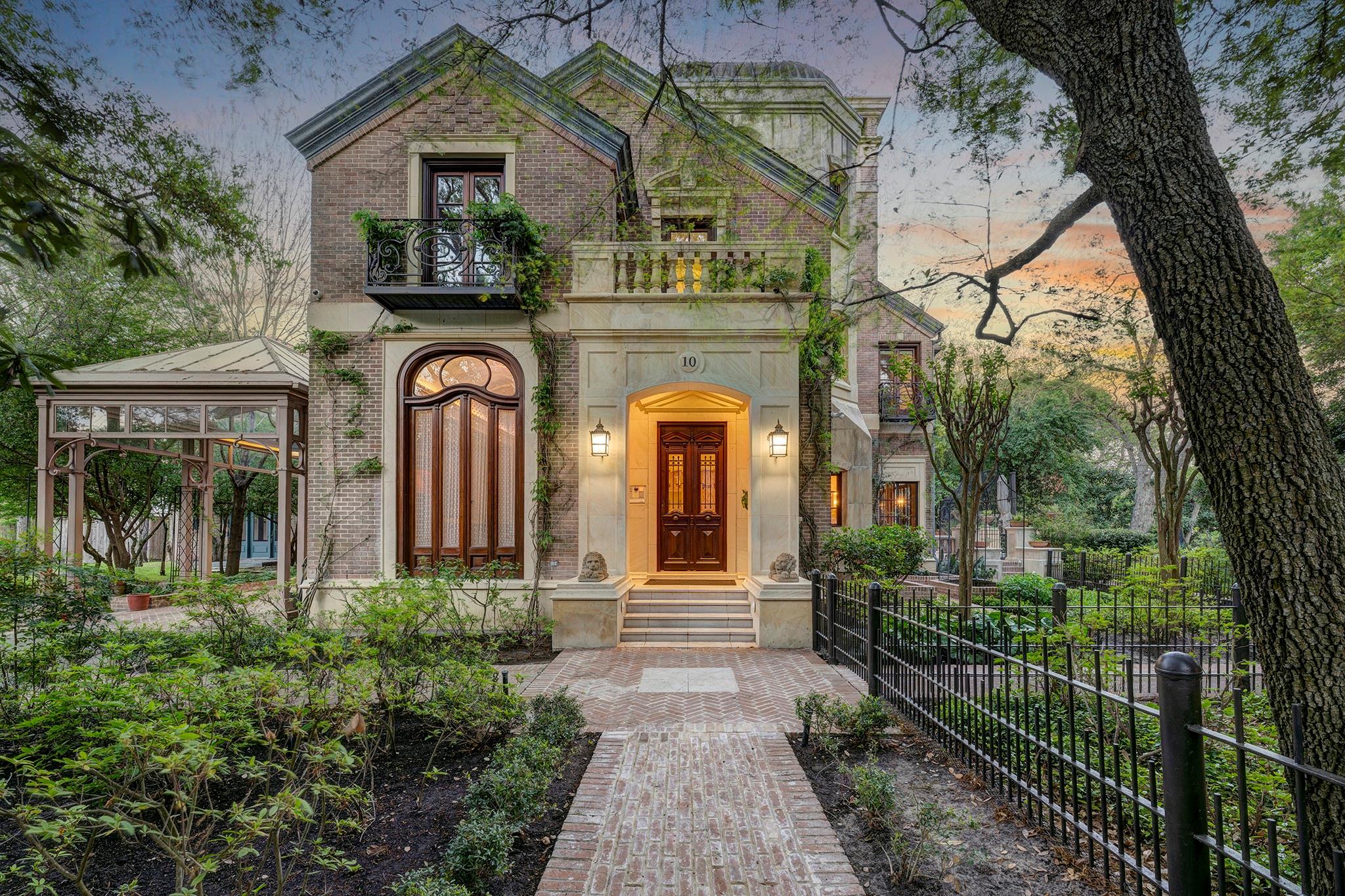 10 Waverly Court