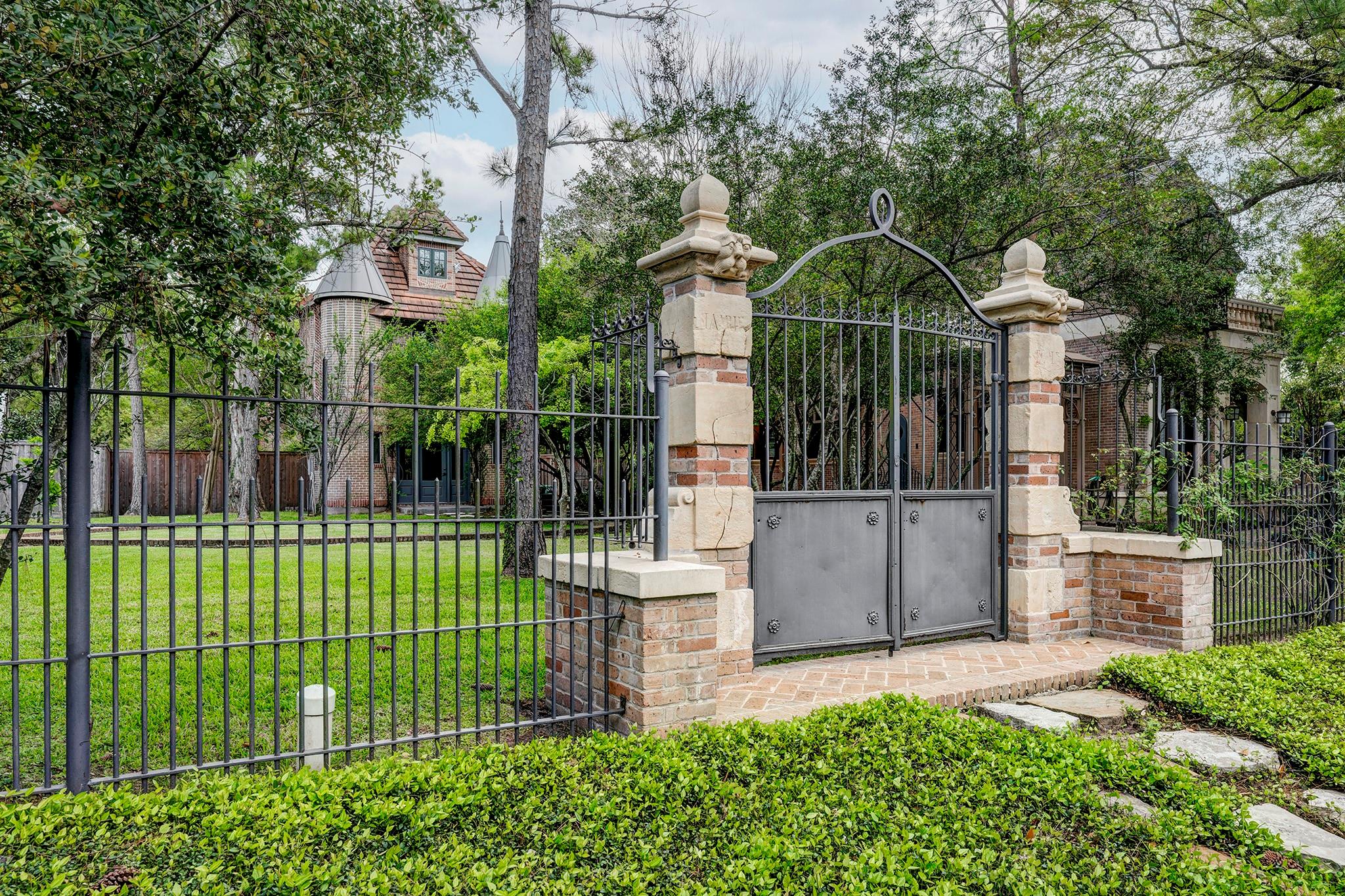 10 Waverly Court