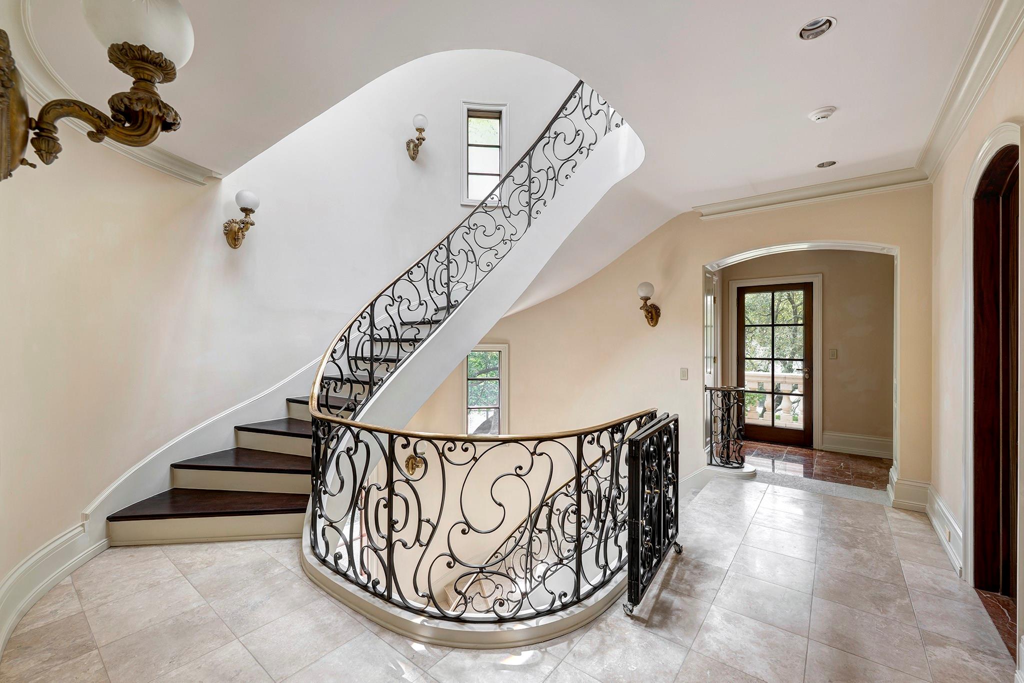 10 Waverly Court