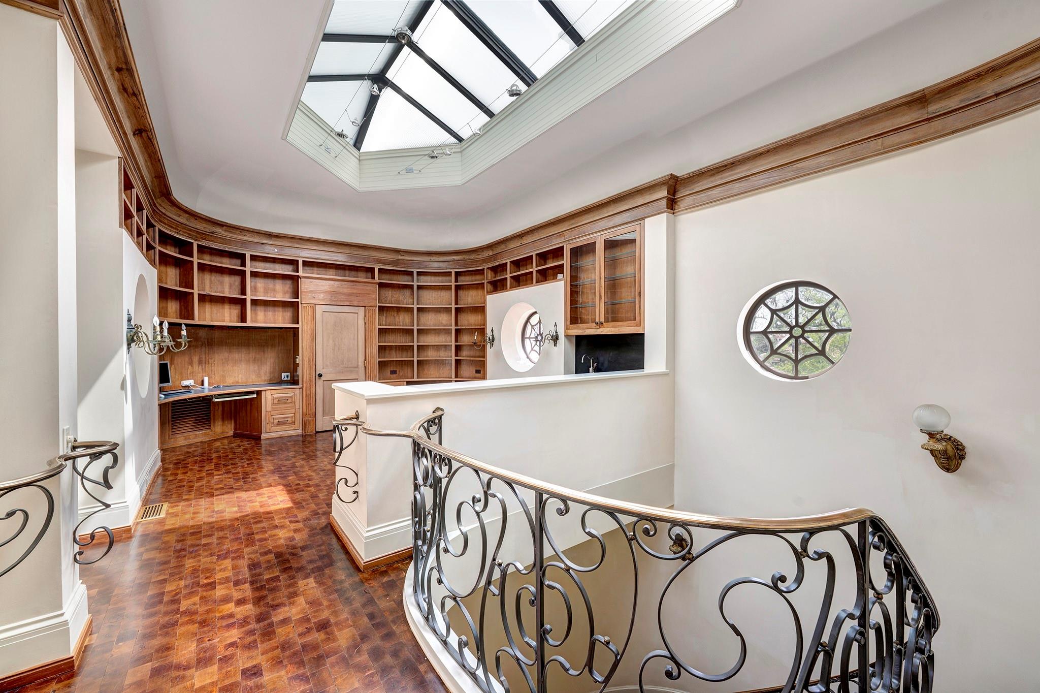 10 Waverly Court