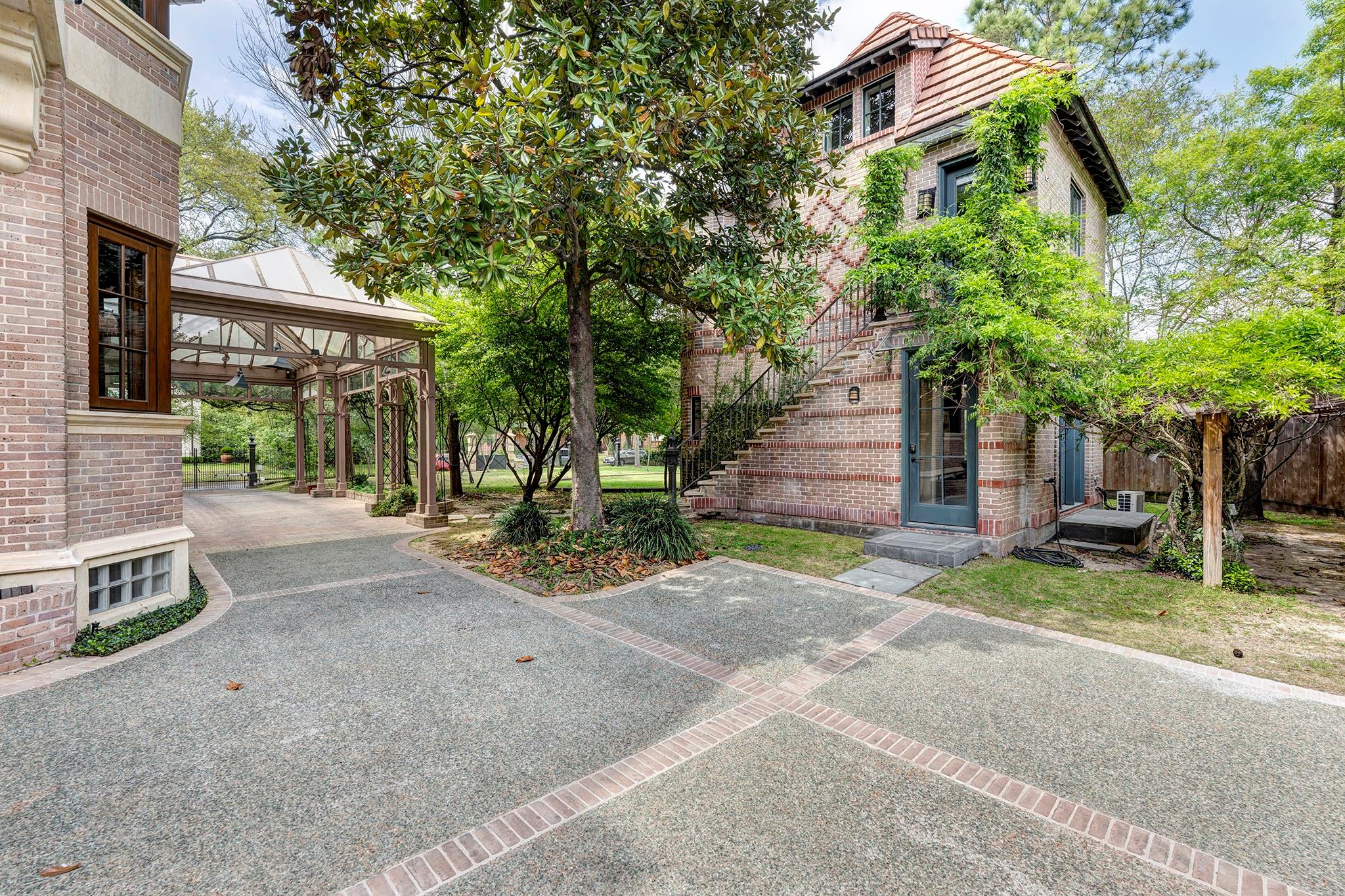 10 Waverly Court