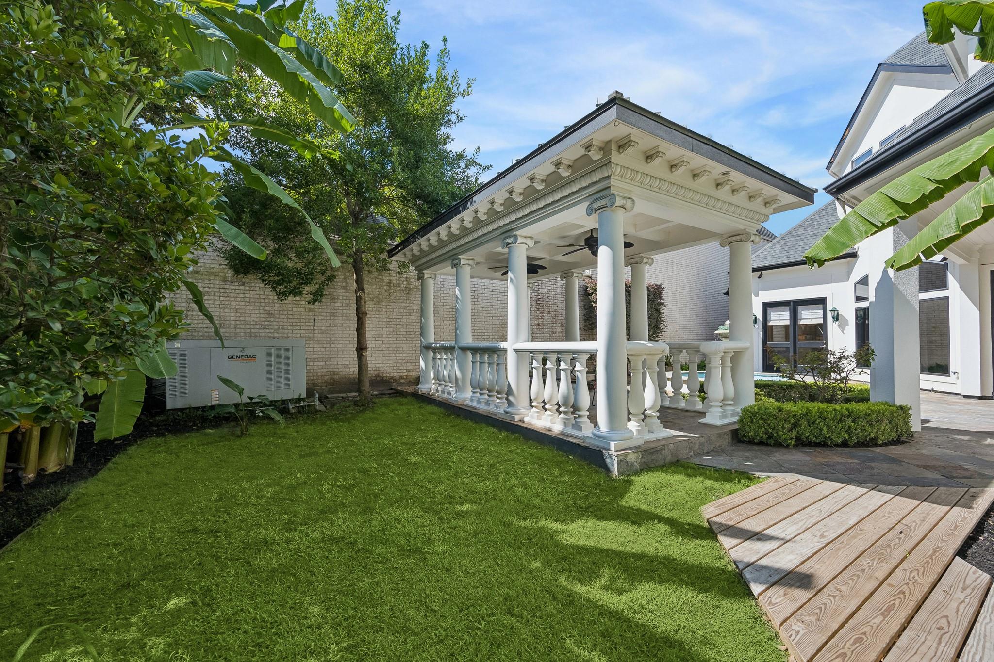 33 W Broad Oaks Drive