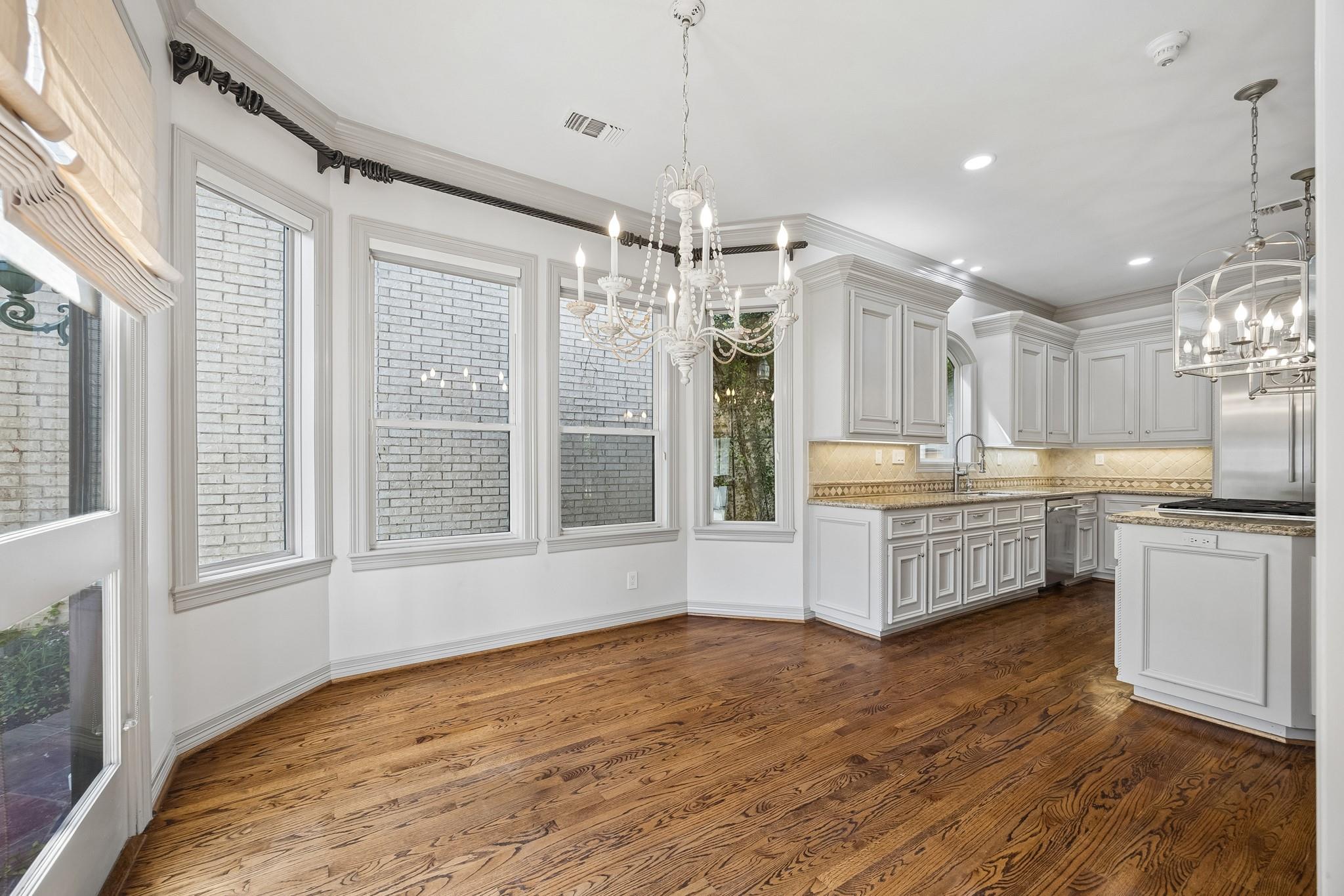 33 W Broad Oaks Drive
