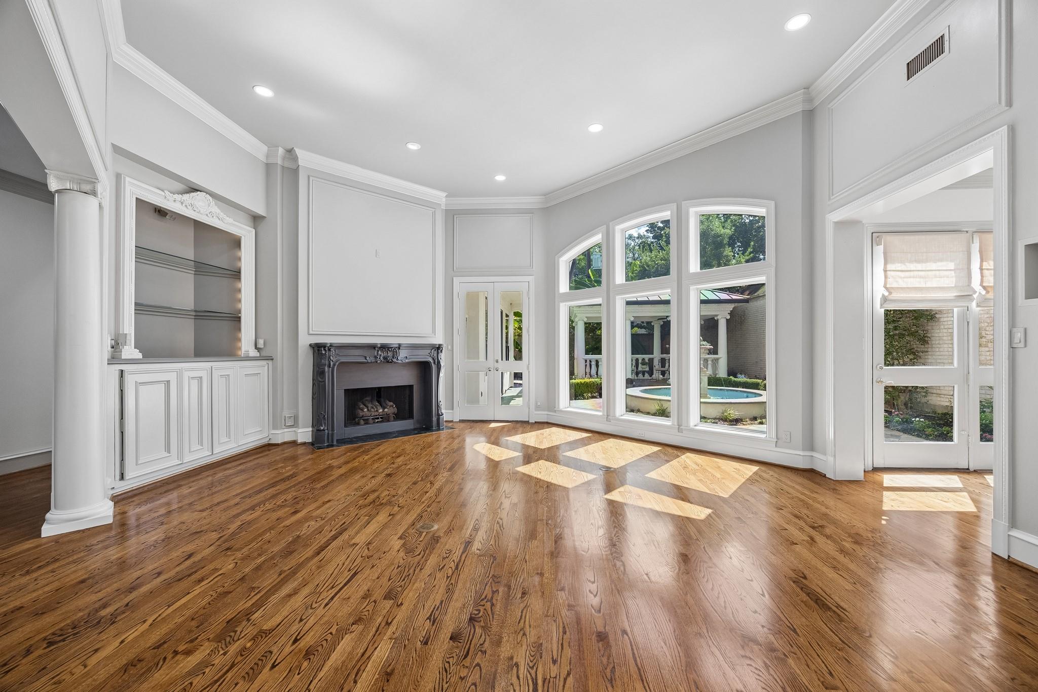 33 W Broad Oaks Drive