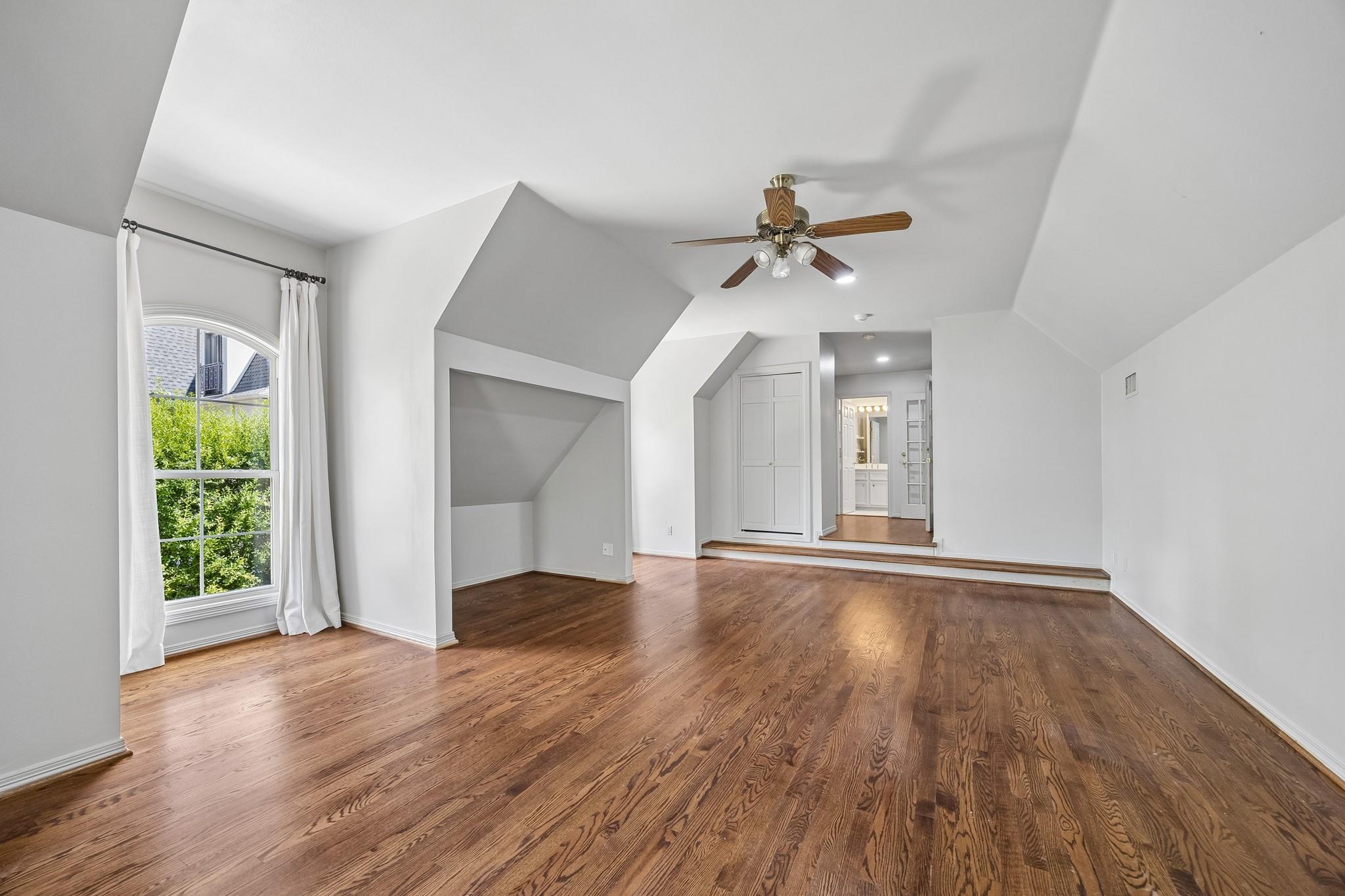 33 W Broad Oaks Drive