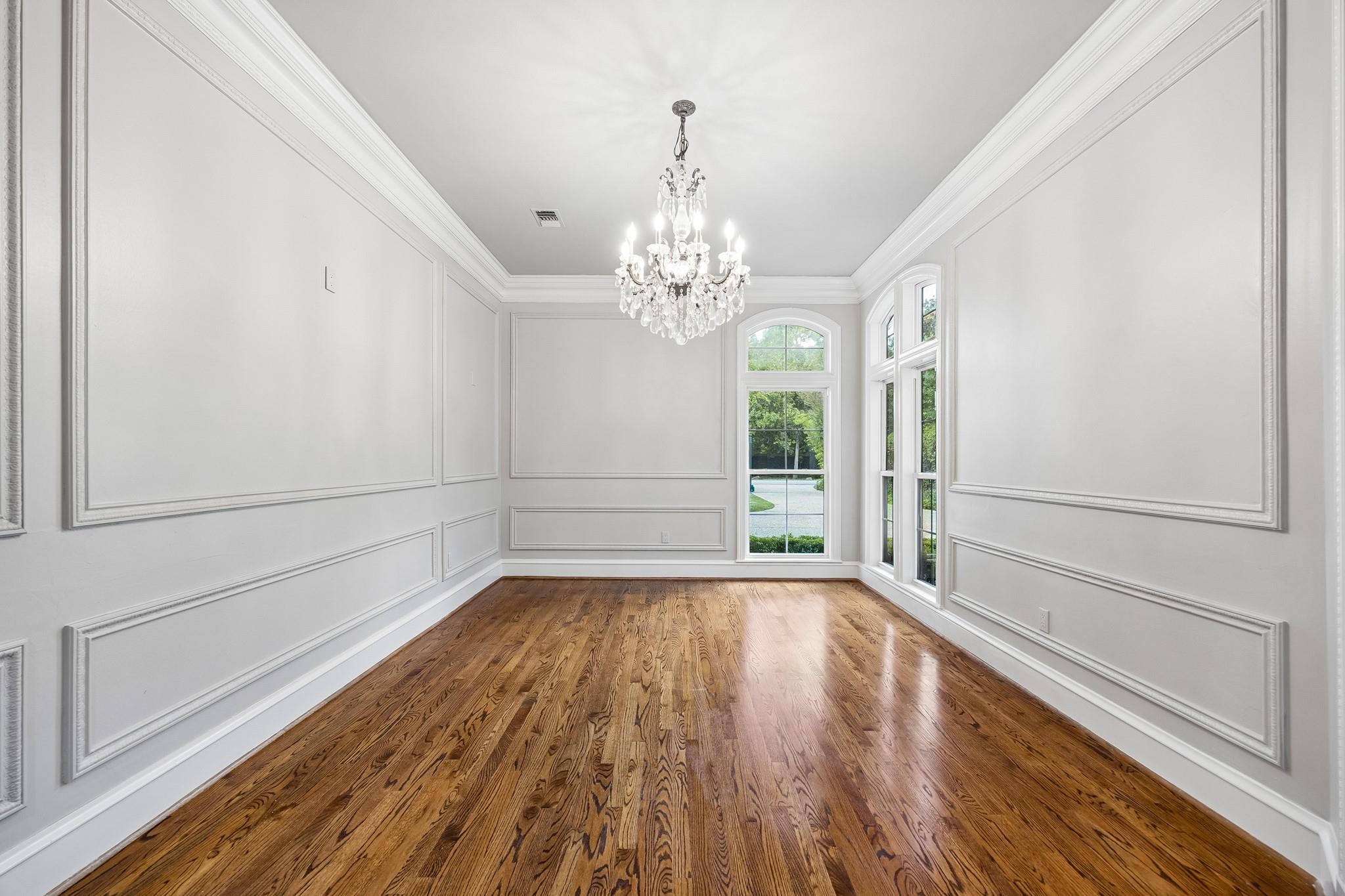 33 W Broad Oaks Drive