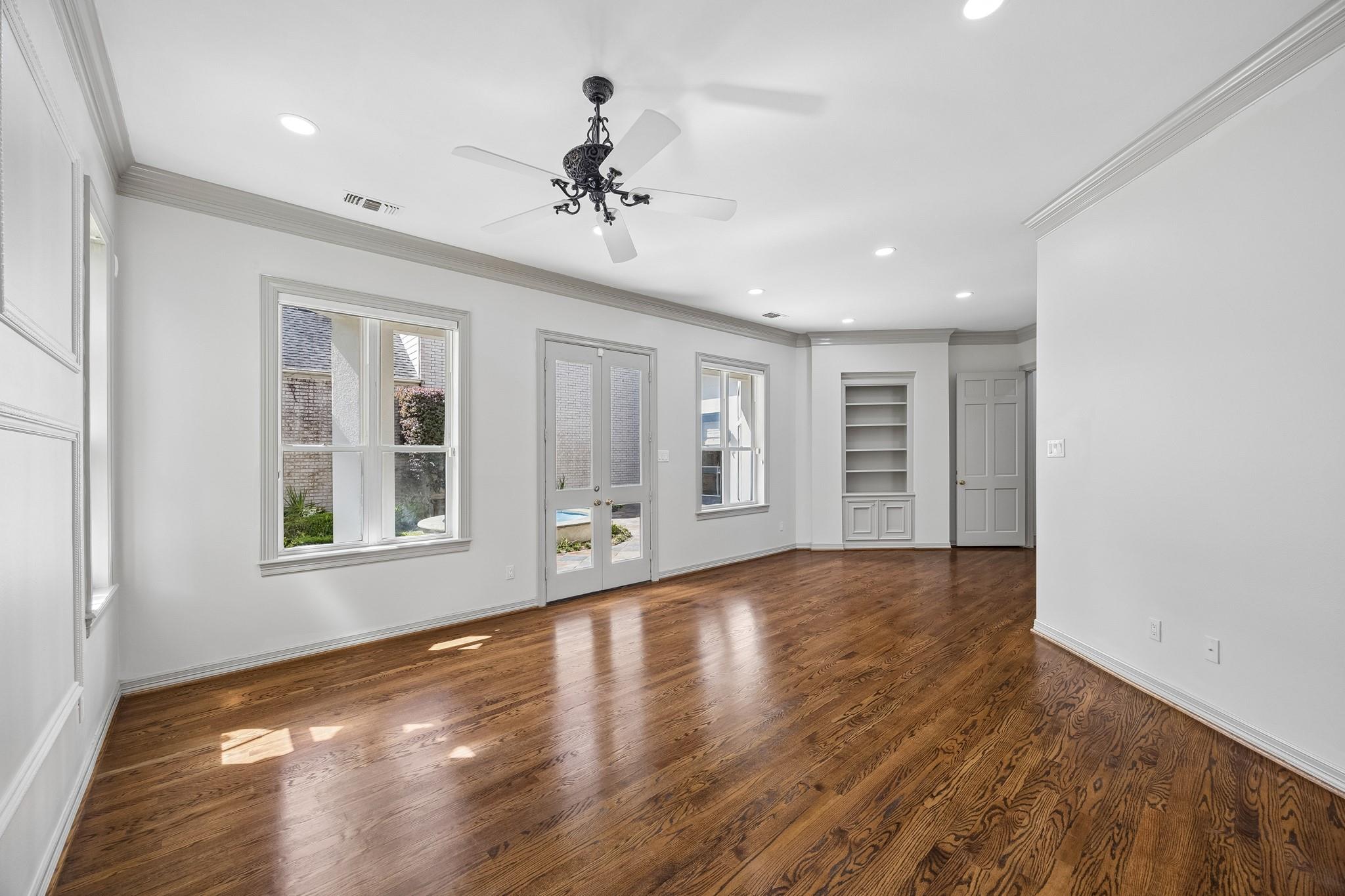 33 W Broad Oaks Drive