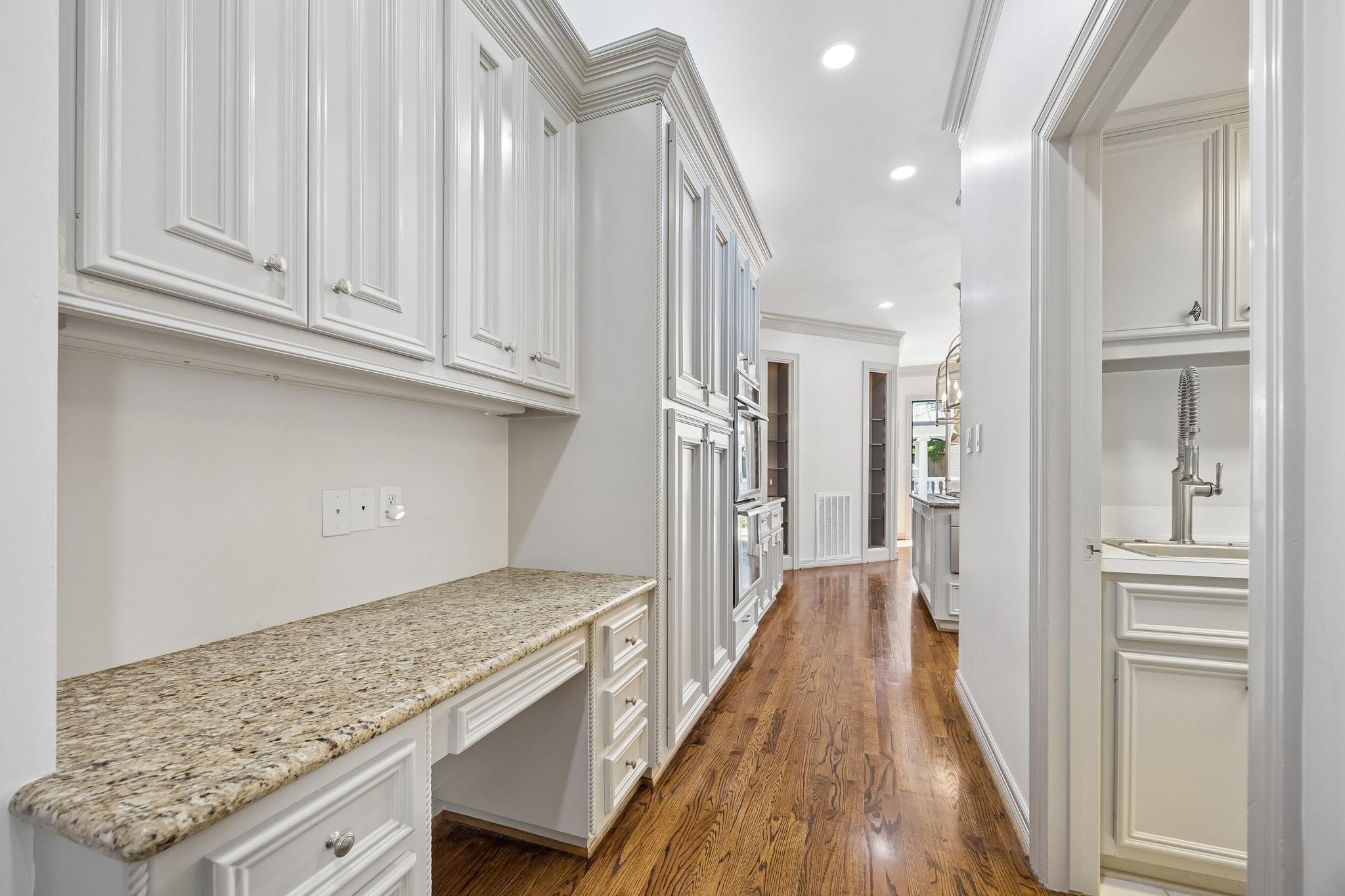 33 W Broad Oaks Drive
