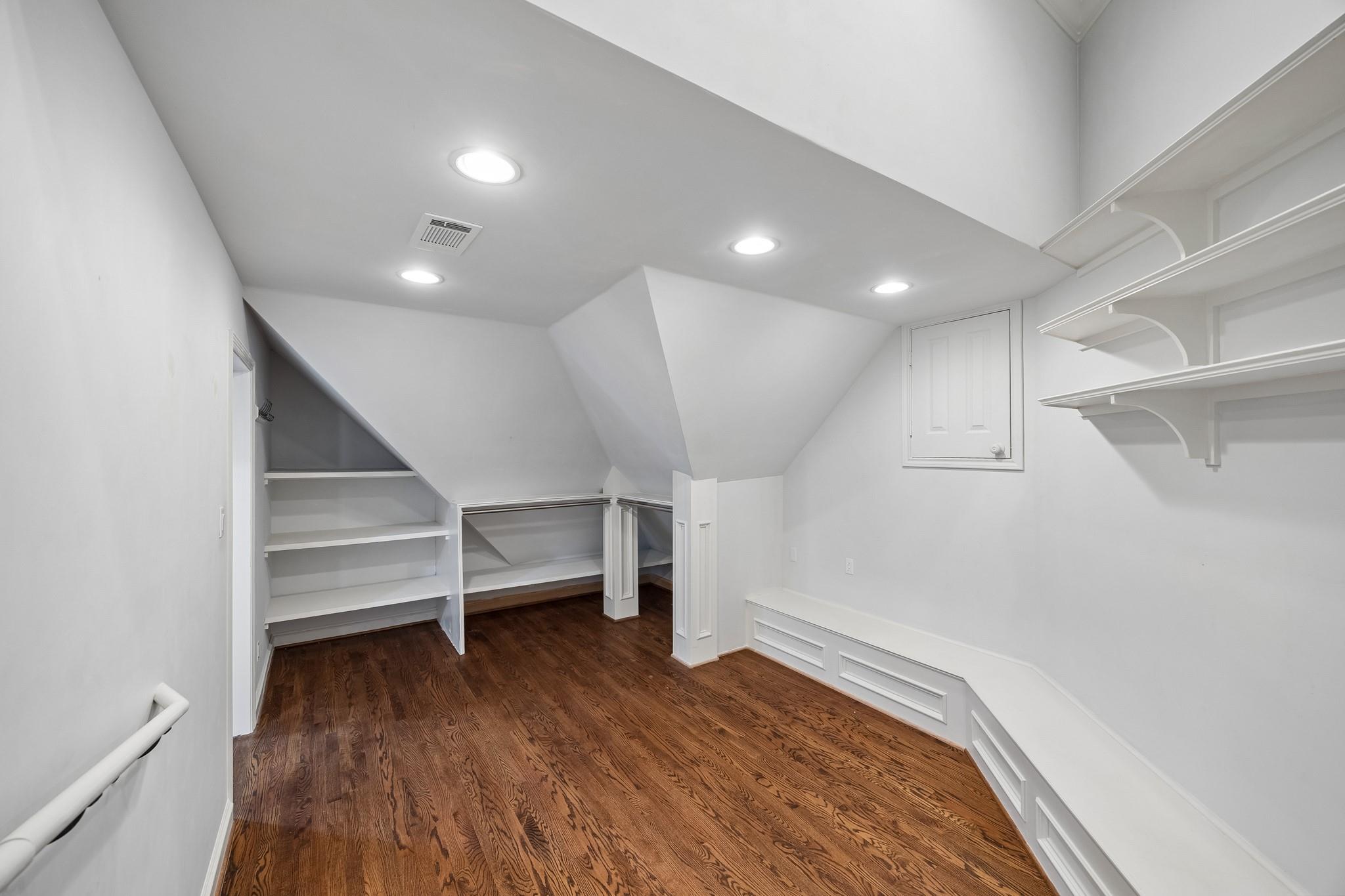 33 W Broad Oaks Drive
