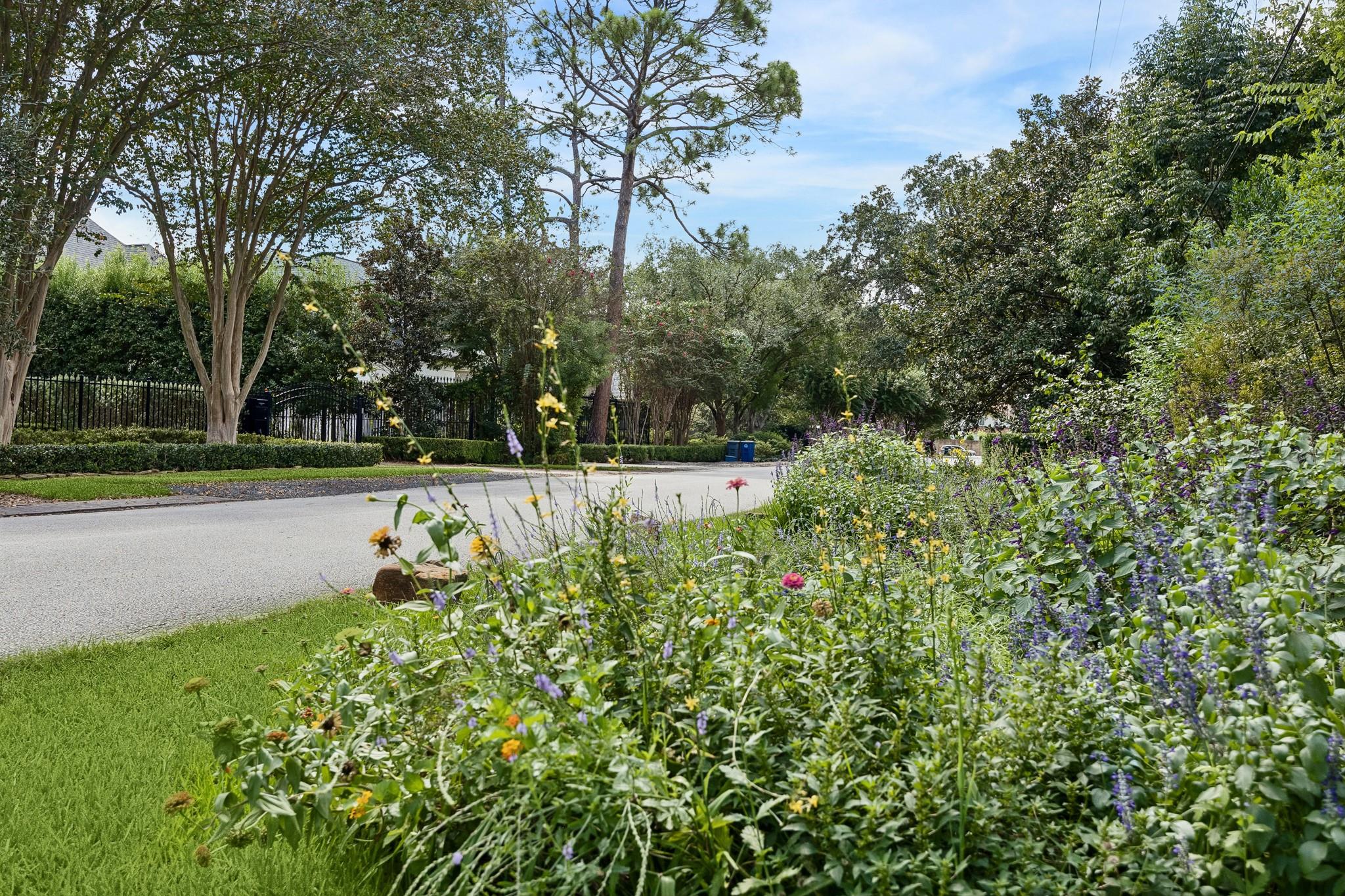 33 W Broad Oaks Drive