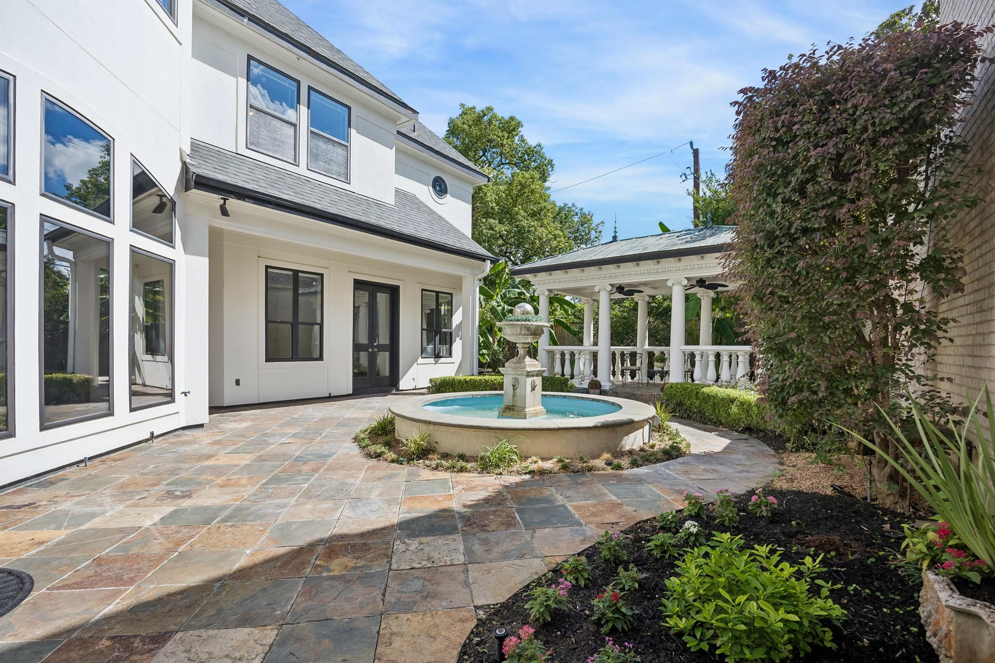 33 W Broad Oaks Drive