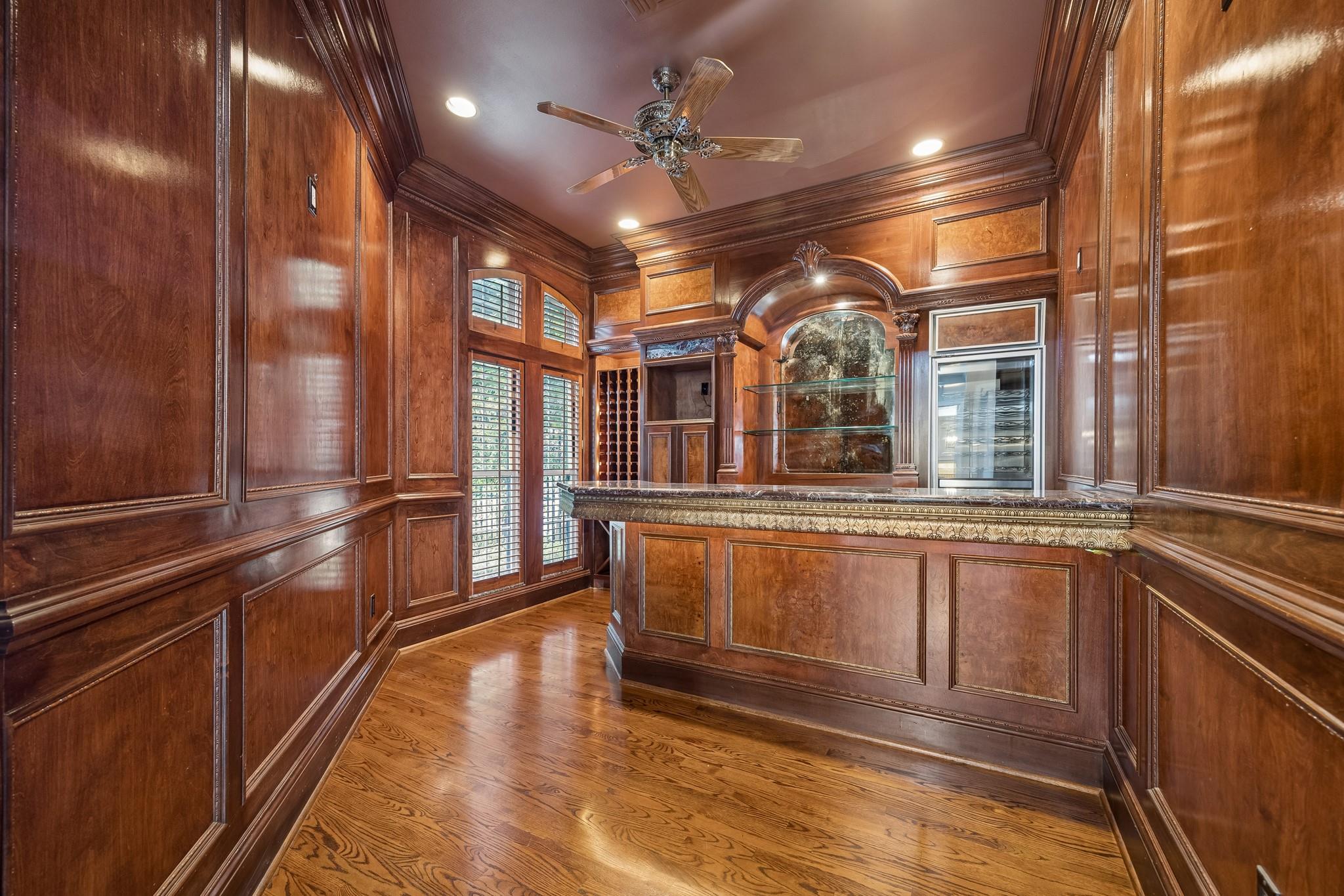 33 W Broad Oaks Drive