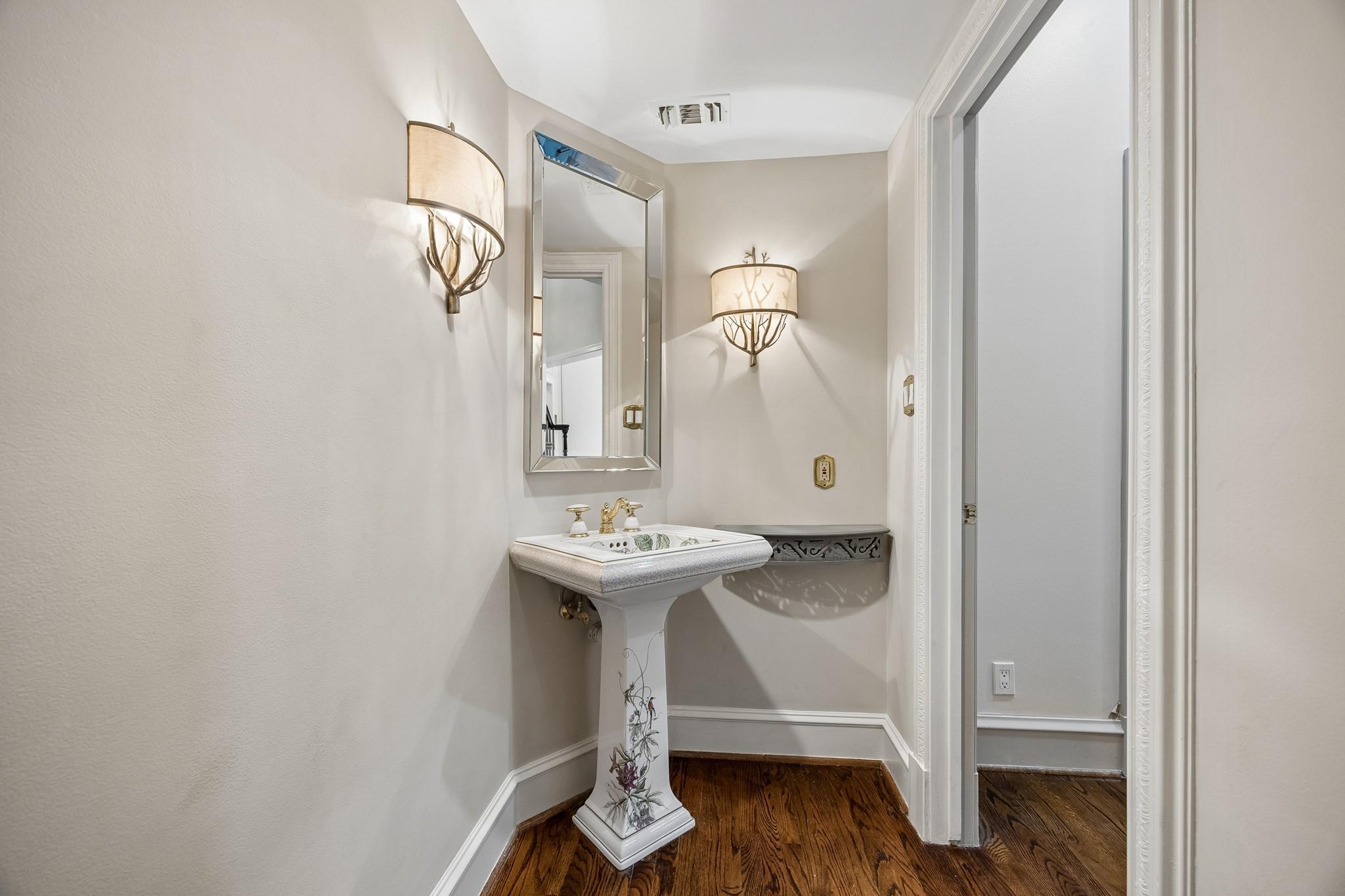 33 W Broad Oaks Drive