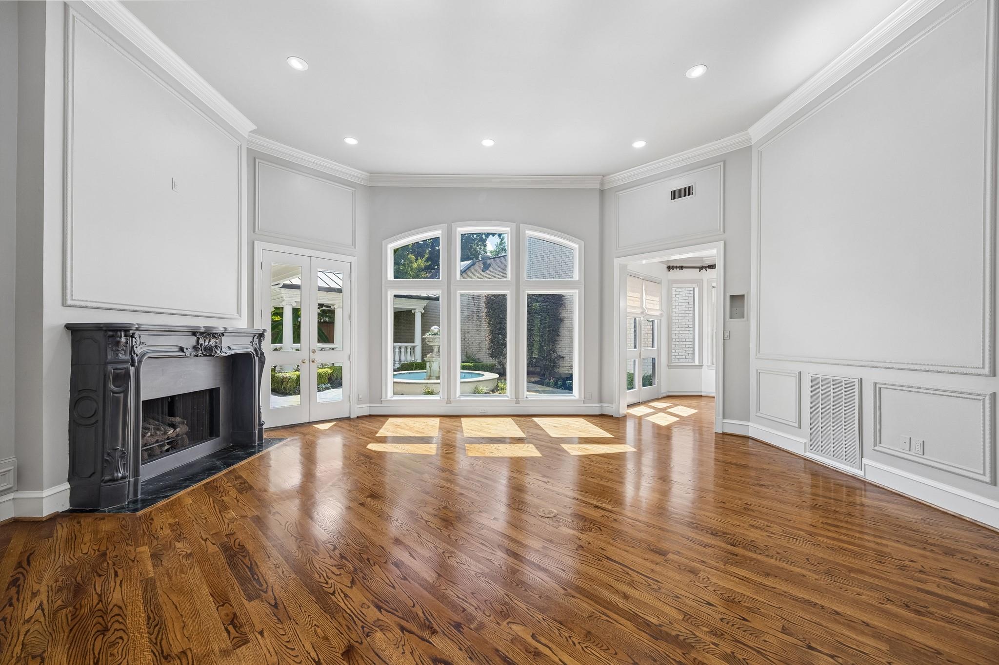 33 W Broad Oaks Drive