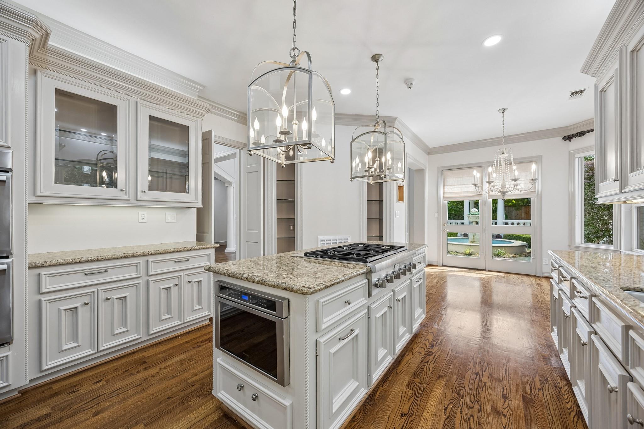 33 W Broad Oaks Drive