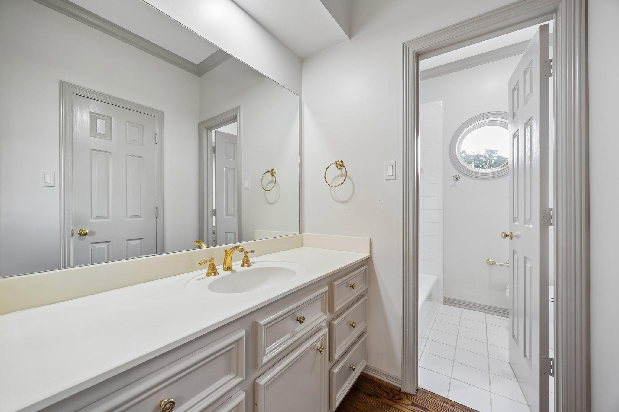 33 W Broad Oaks Drive