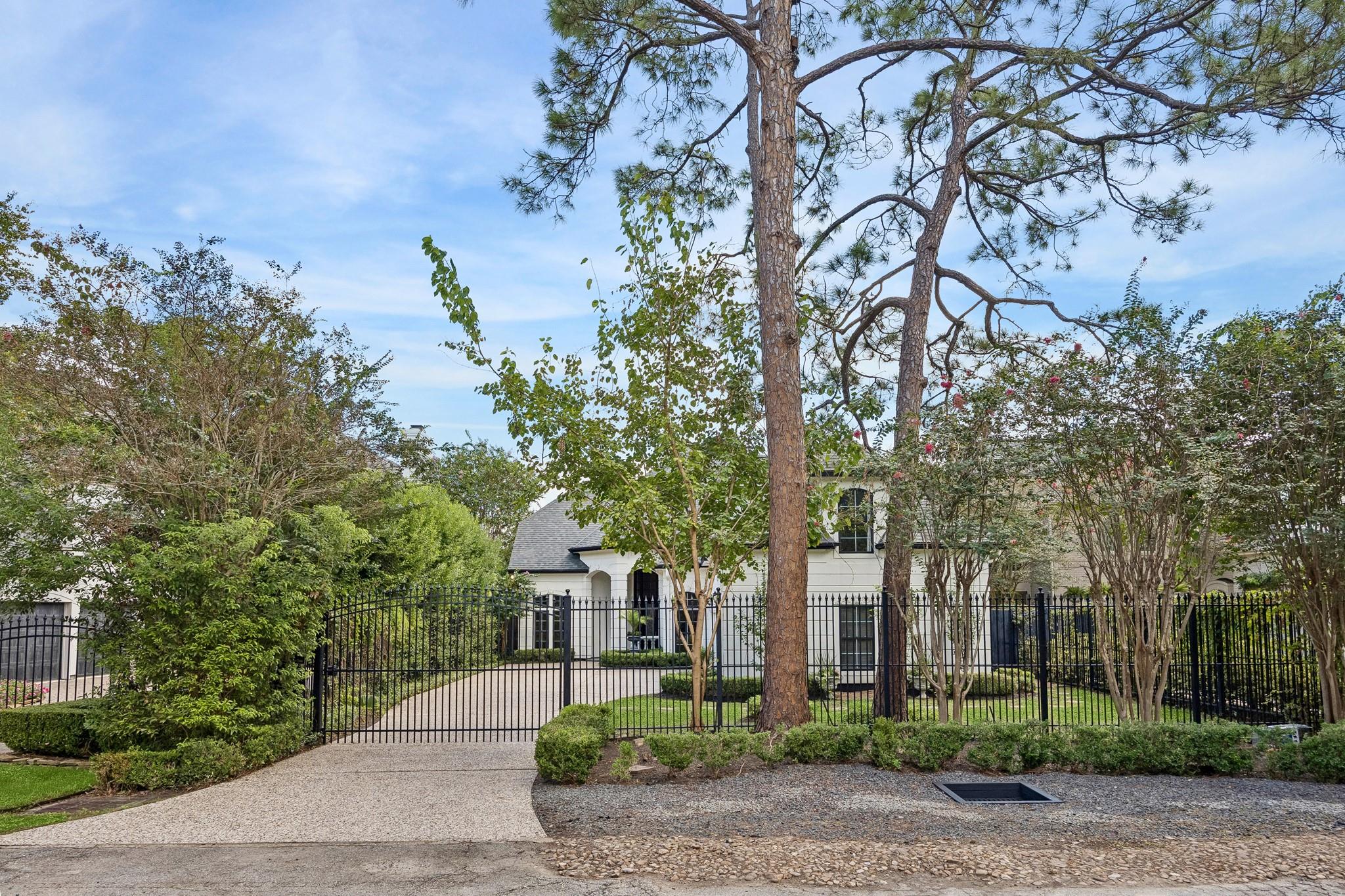 33 W Broad Oaks Drive