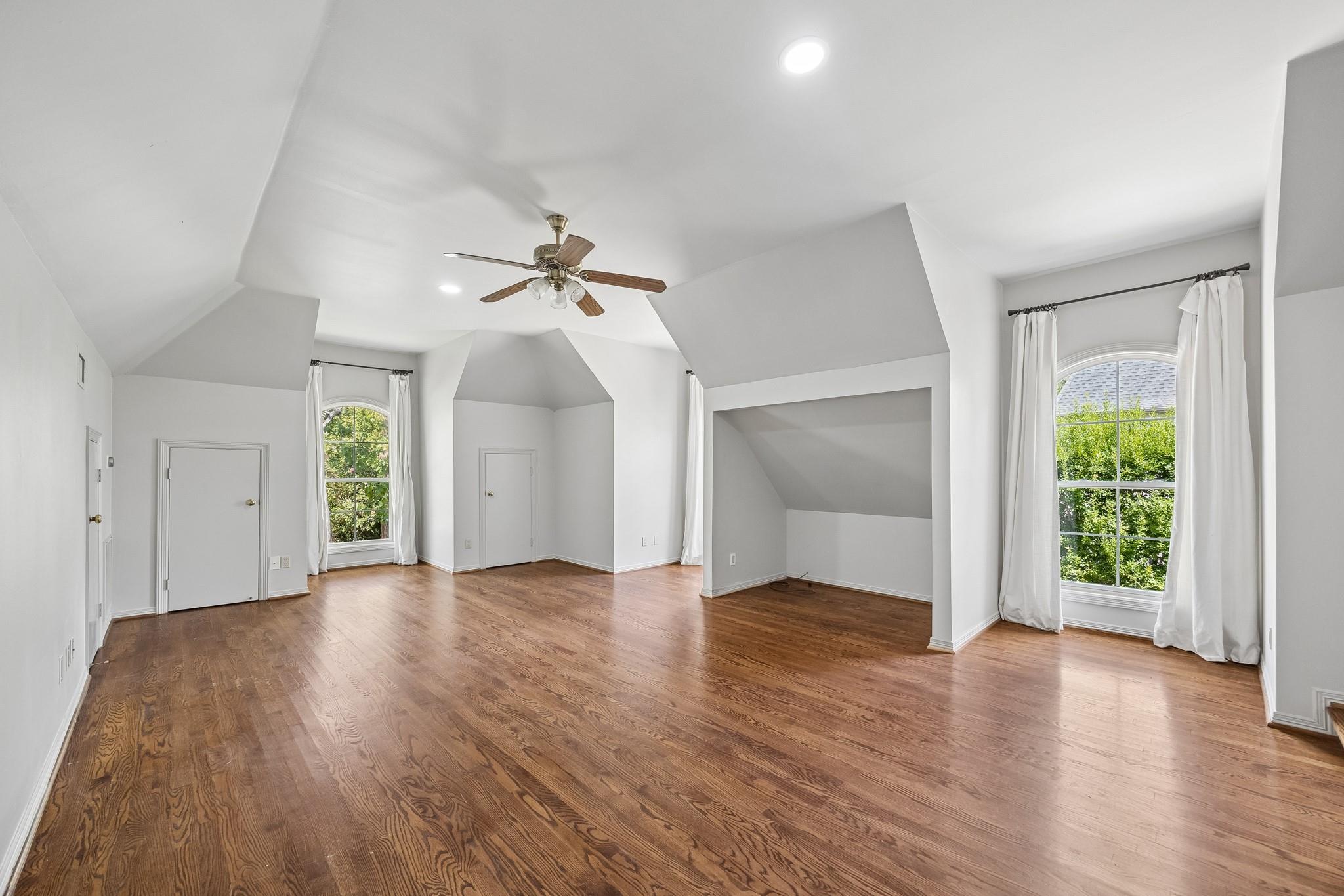 33 W Broad Oaks Drive