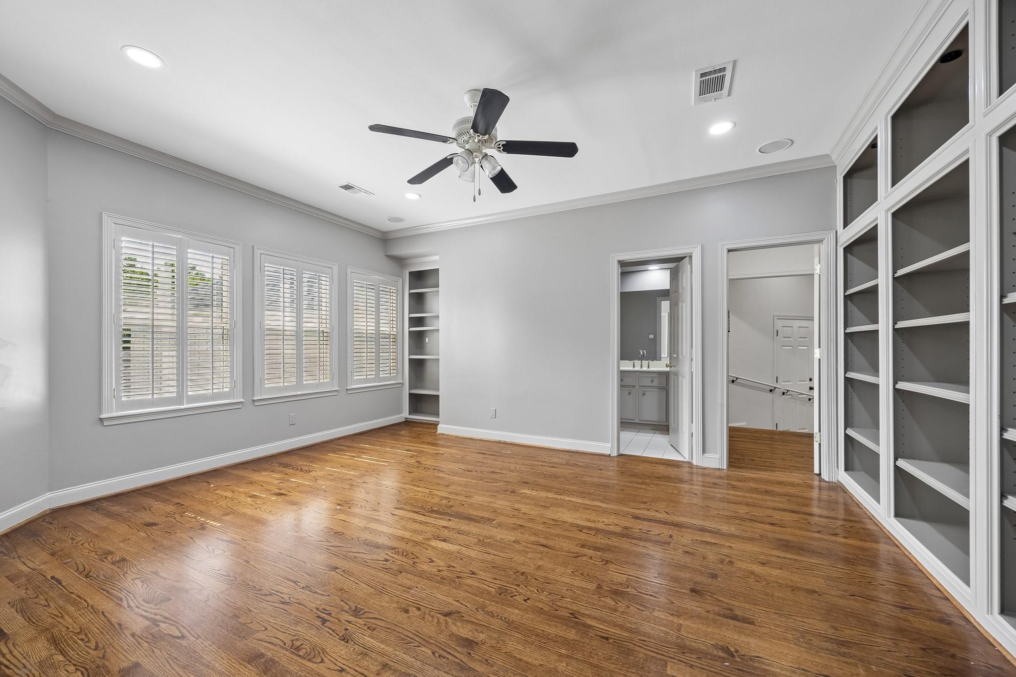 33 W Broad Oaks Drive