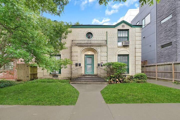 1849 Sul Ross Street