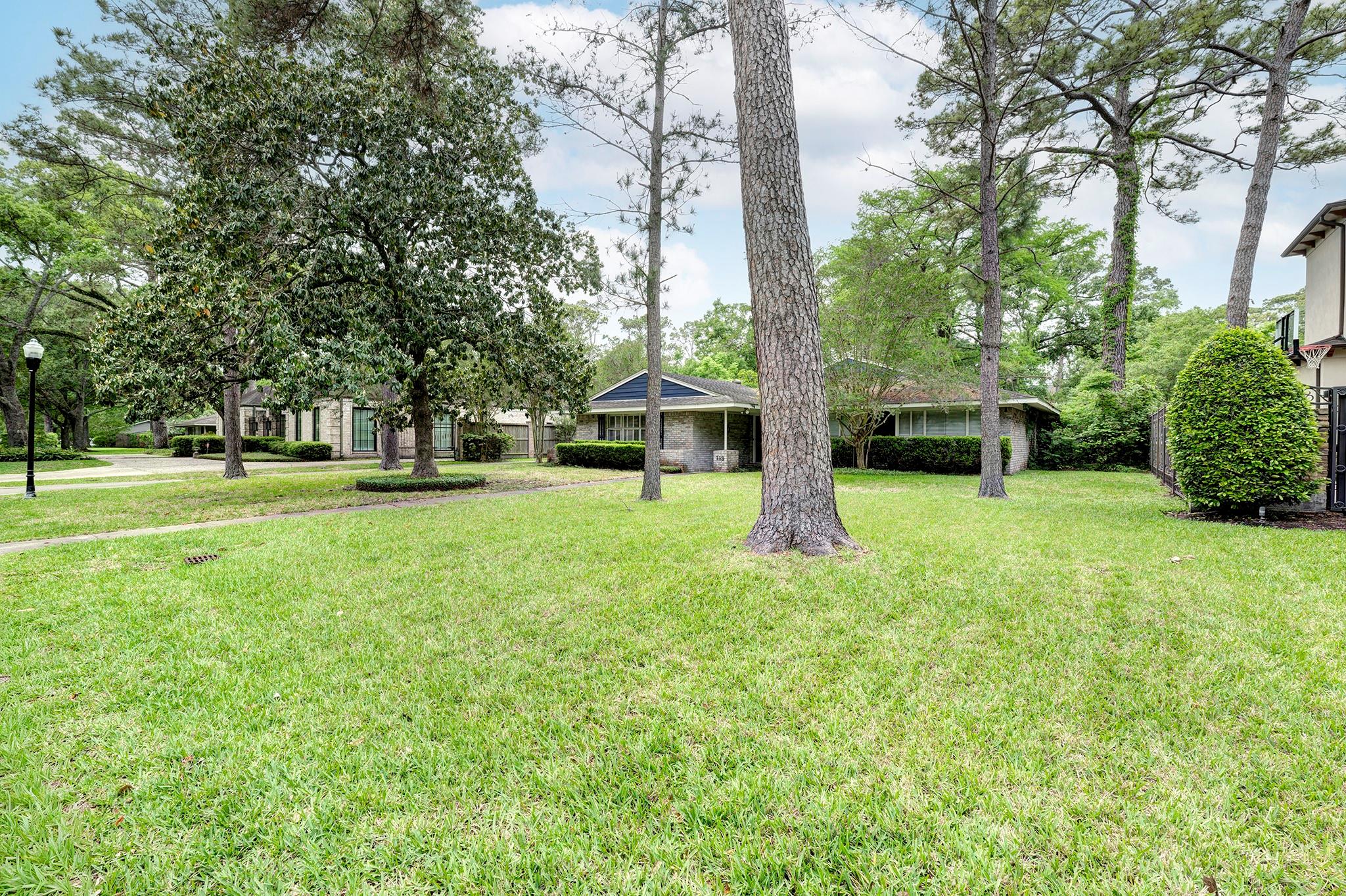 713 W Creekside Drive