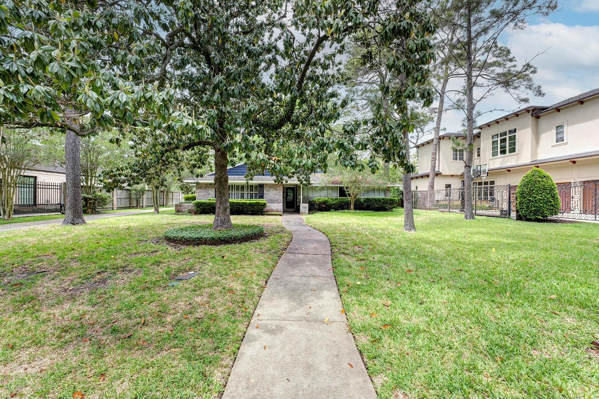 713 W Creekside Drive