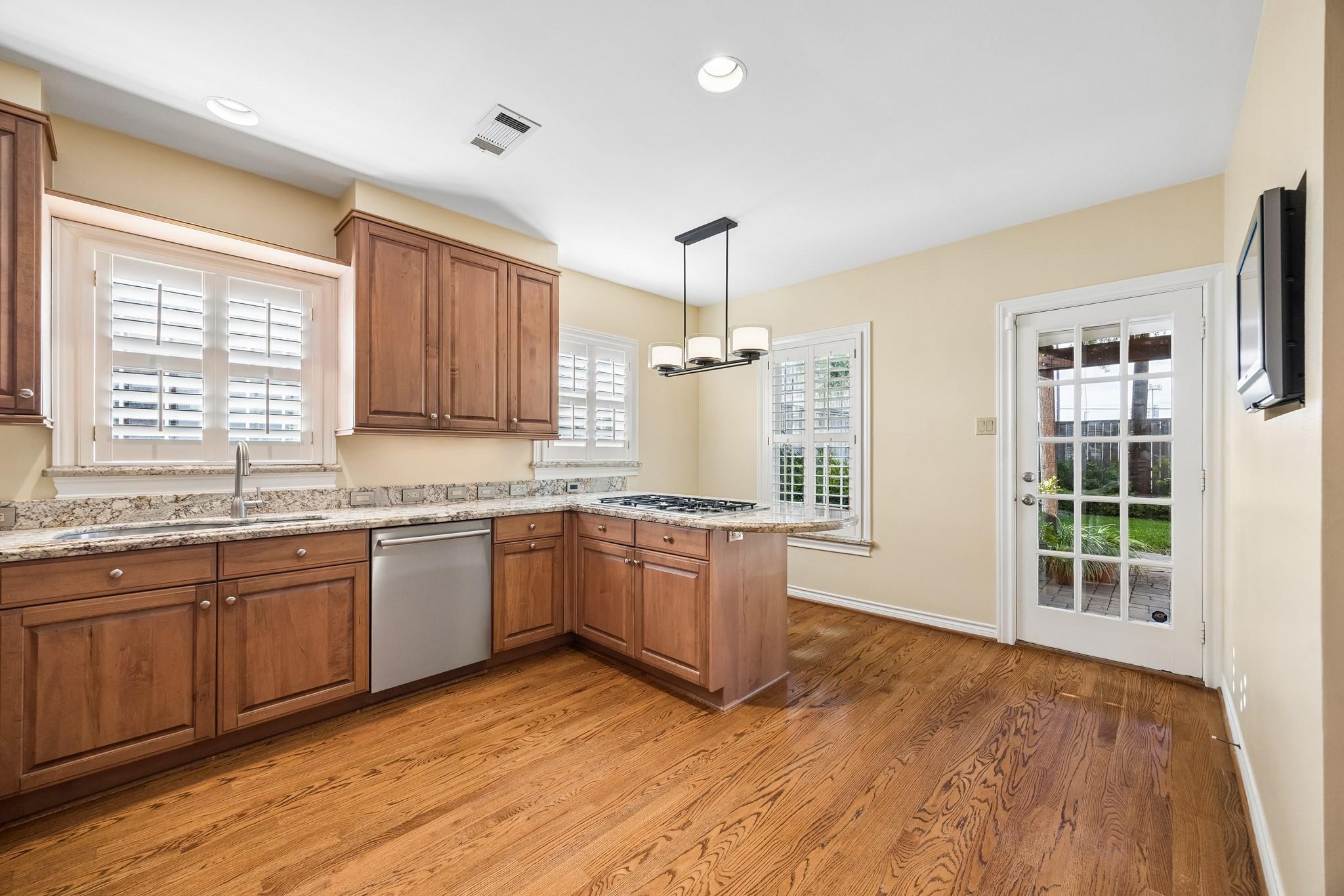 2048 Sul Ross Street